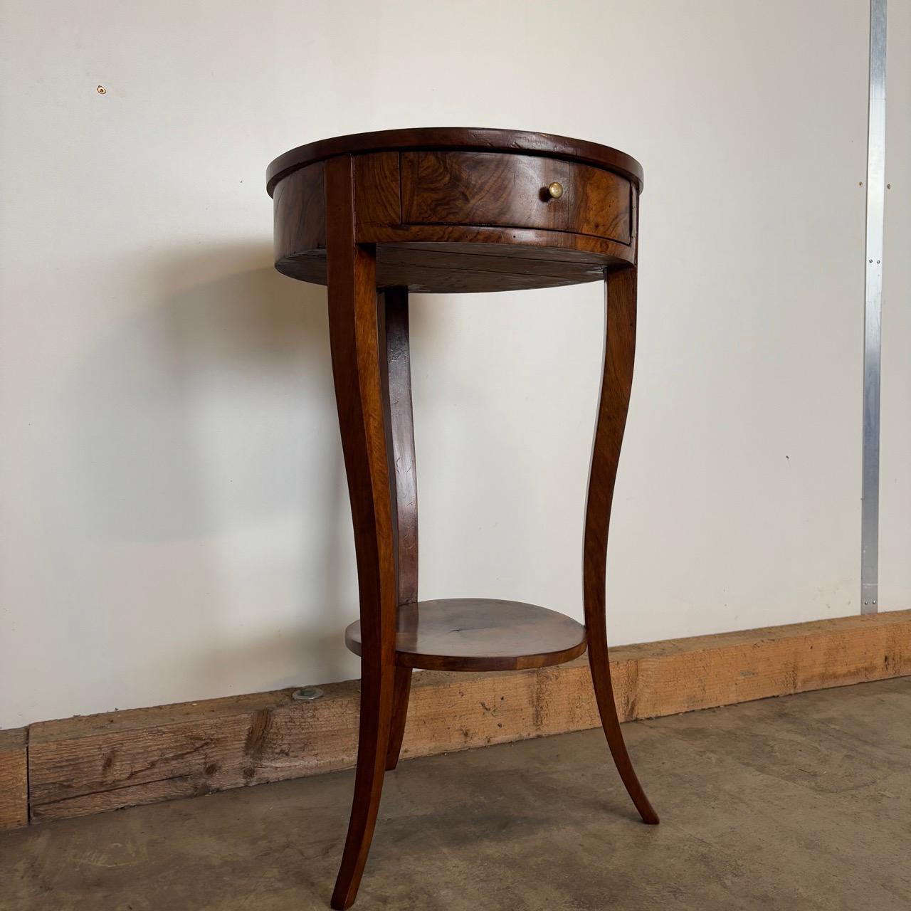 Allemand Table d'appoint ancienne  Biedermeier vers 1825  Noyer en vente