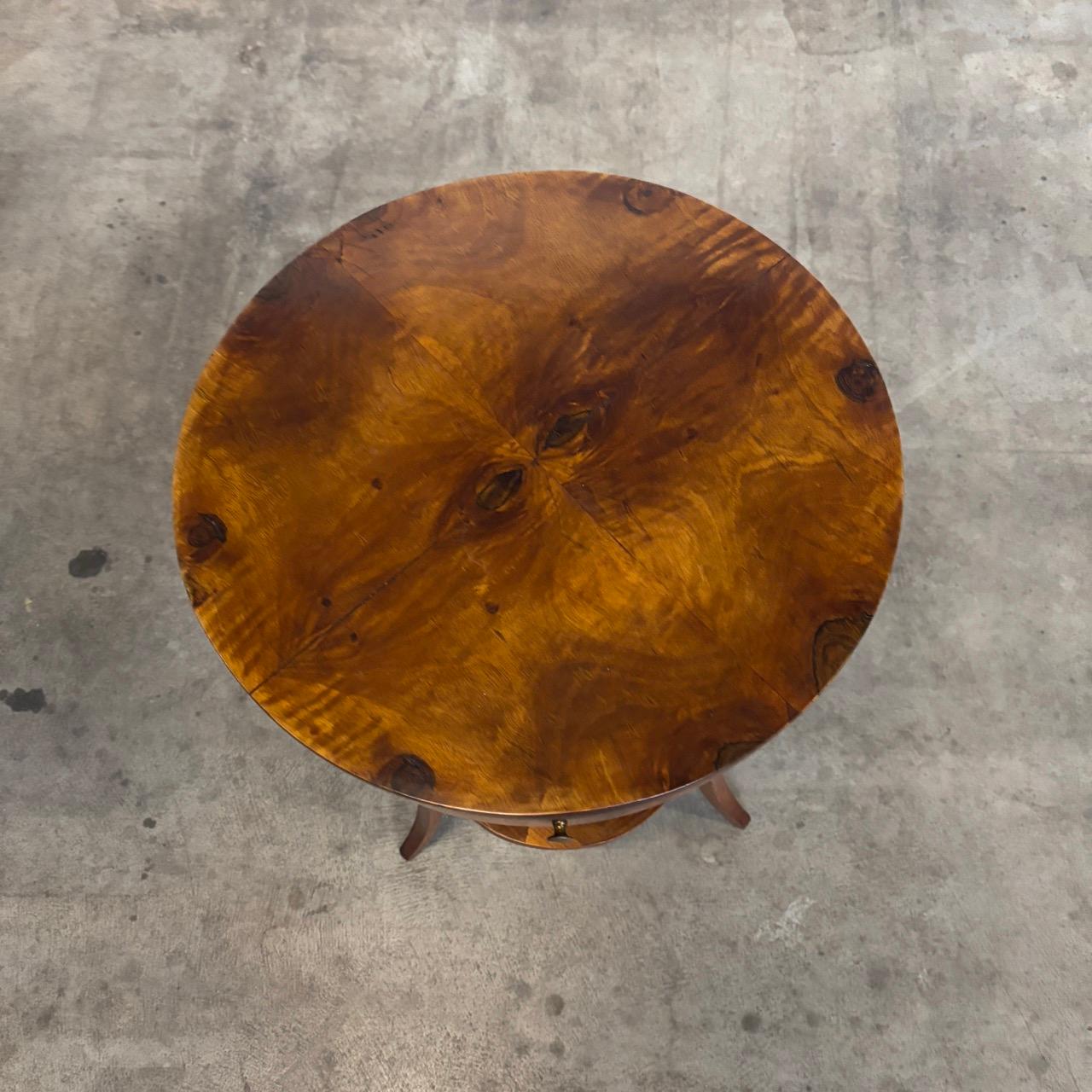 Table d'appoint ancienne  Biedermeier vers 1825  Noyer Bon état - En vente à Würzburg, DE