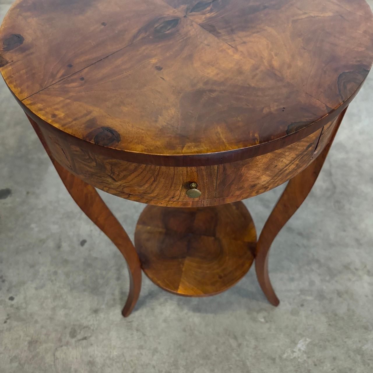 XIXe siècle Table d'appoint ancienne  Biedermeier vers 1825  Noyer en vente