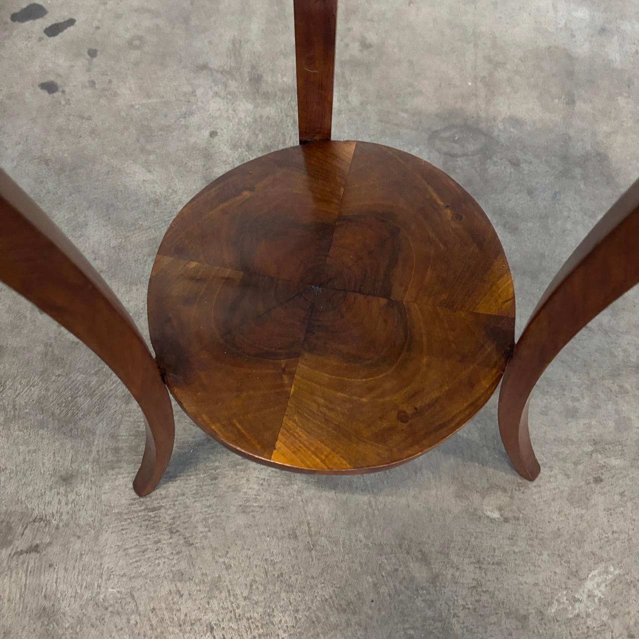 Table d'appoint ancienne  Biedermeier vers 1825  Noyer en vente 1