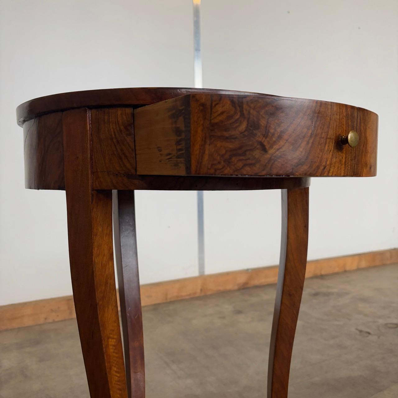 Table d'appoint ancienne  Biedermeier vers 1825  Noyer en vente 2