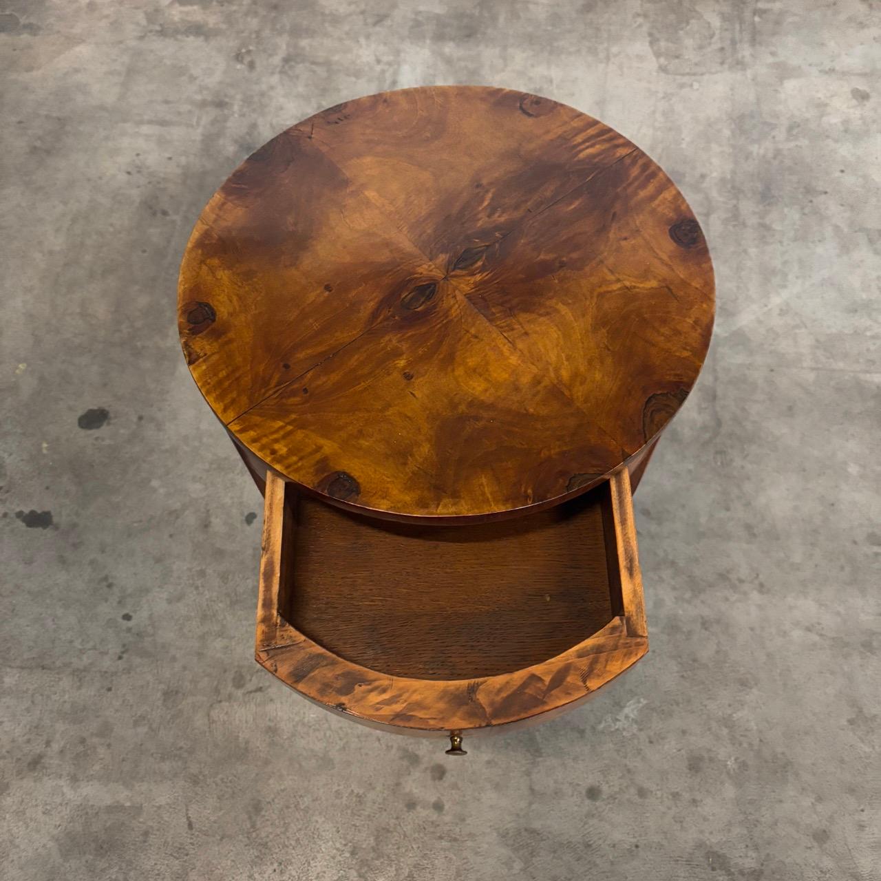Table d'appoint ancienne  Biedermeier vers 1825  Noyer en vente 3