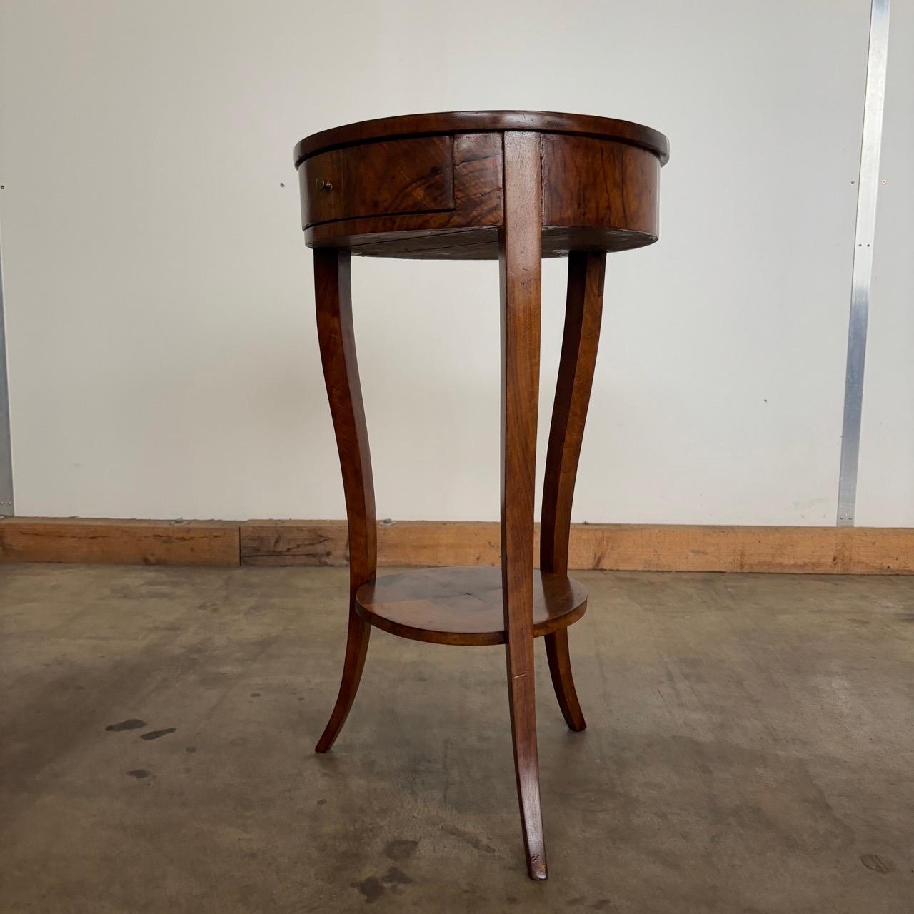 Table d'appoint ancienne  Biedermeier vers 1825  Noyer en vente 4