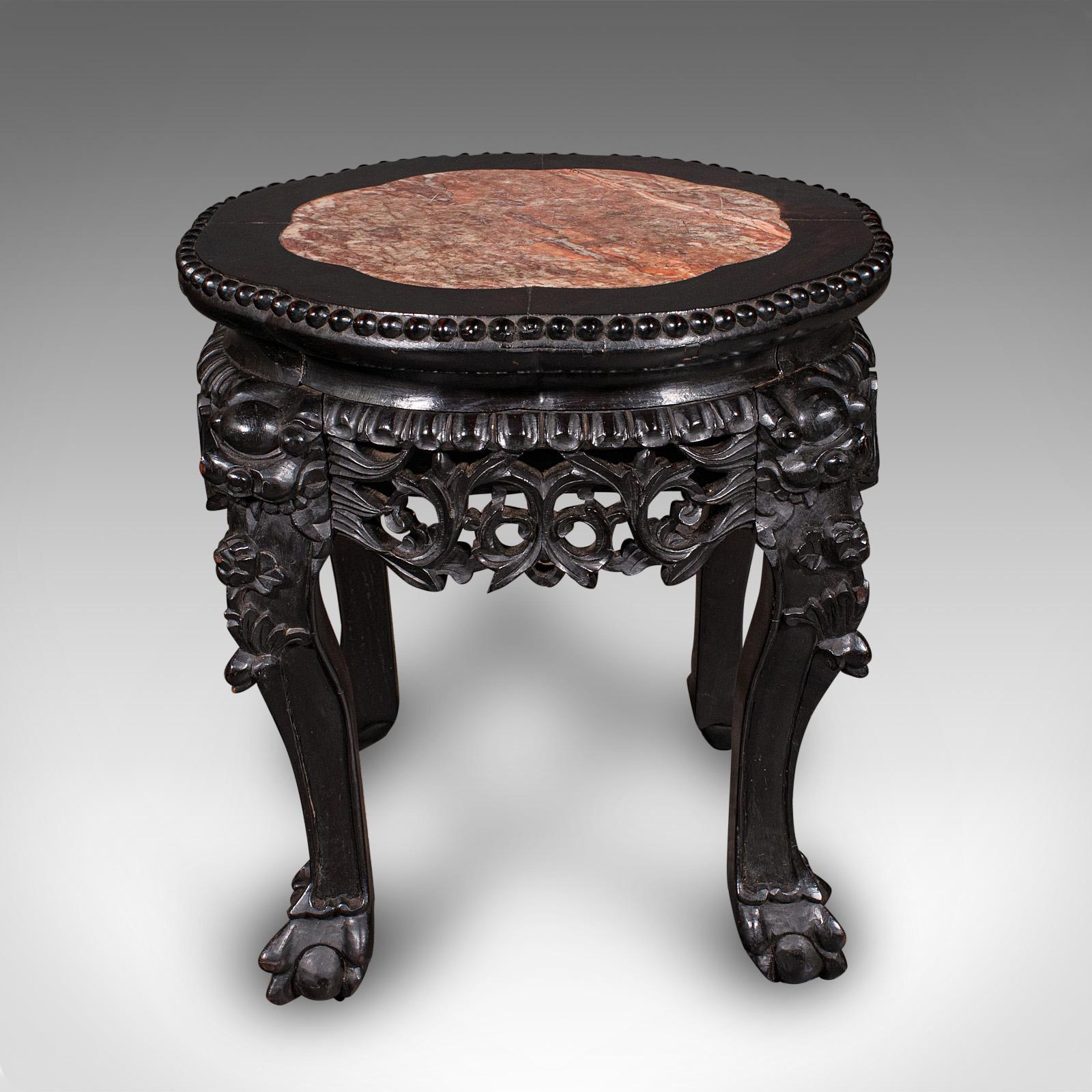 
Si tratta di un tavolino antico. Portavaso cinese in mogano ebanizzato e marmo, risalente al periodo vittoriano, circa 1850.

Una forma piccola e carina con una tonalità profonda e un piano in marmo di qualità.
Presenta una patina invecchiata e in