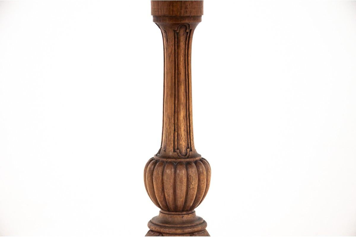 Auxiliary table supported on a tripartite, carved leg.

Made of walnut wood, in France around 1900.

Under renovation.

Dimensions: height 60 cm / diameter 73 cm.