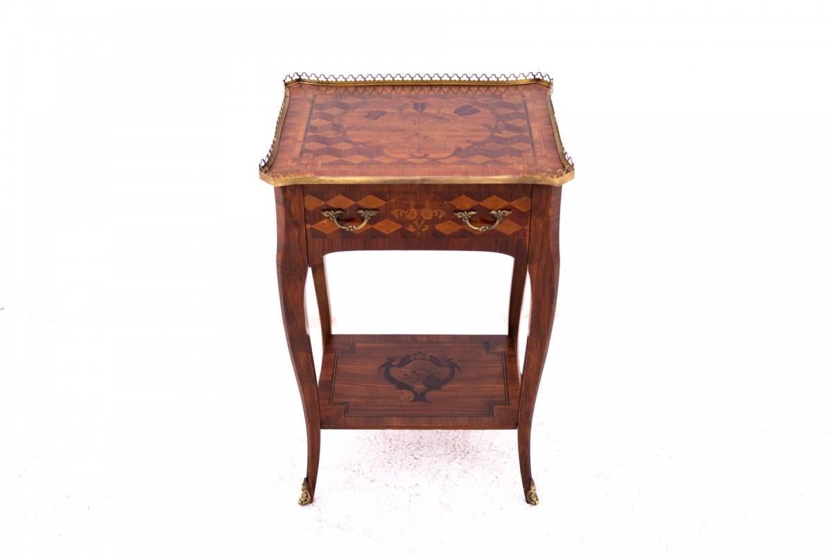 Antique side table from the early 20th century, France.

In very good condition.

Dimensions: height 70 cm / width 46 cm / depth 35 cm
