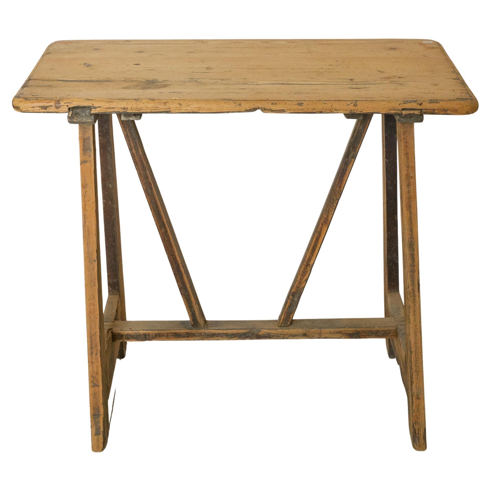 Petite table d'appoint ancienne dans les états "Wabi-Sabi". en vente