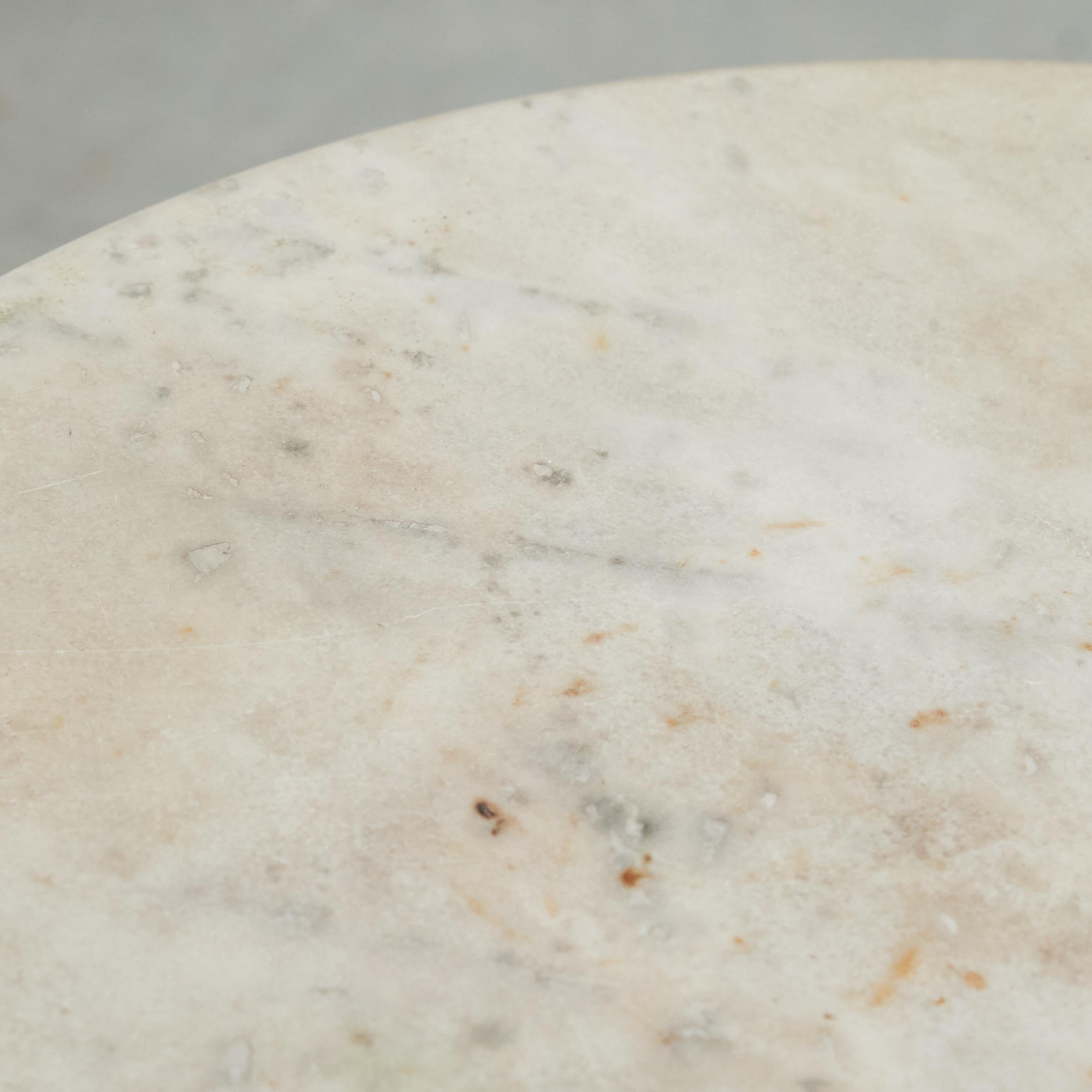 Mesa auxiliar antigua de hierro forjado y mármol en venta 2