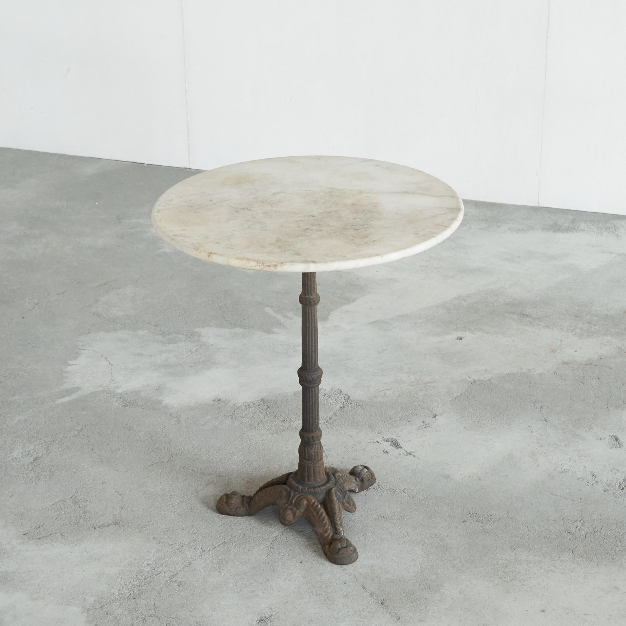 Mesa auxiliar antigua de hierro forjado y mármol, finales del siglo XIX.

Se trata de una mesa auxiliar o de bistrot muy elegante y alta, con una base trípode muy bonita de hierro forjado patinado y un bonito tablero redondo de mármol blanco. 

Gran