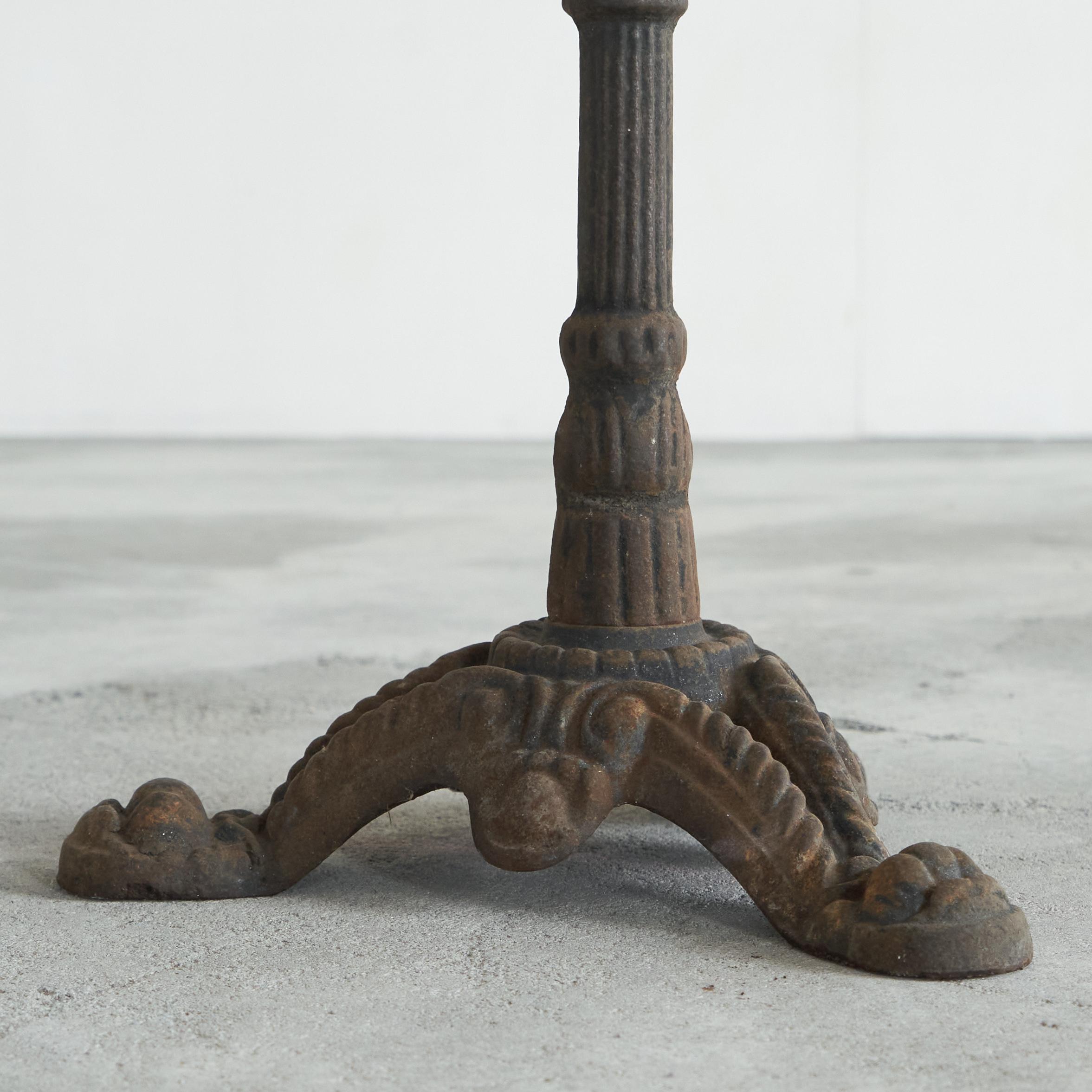Mesa auxiliar antigua de hierro forjado y mármol Art Nouveau en venta