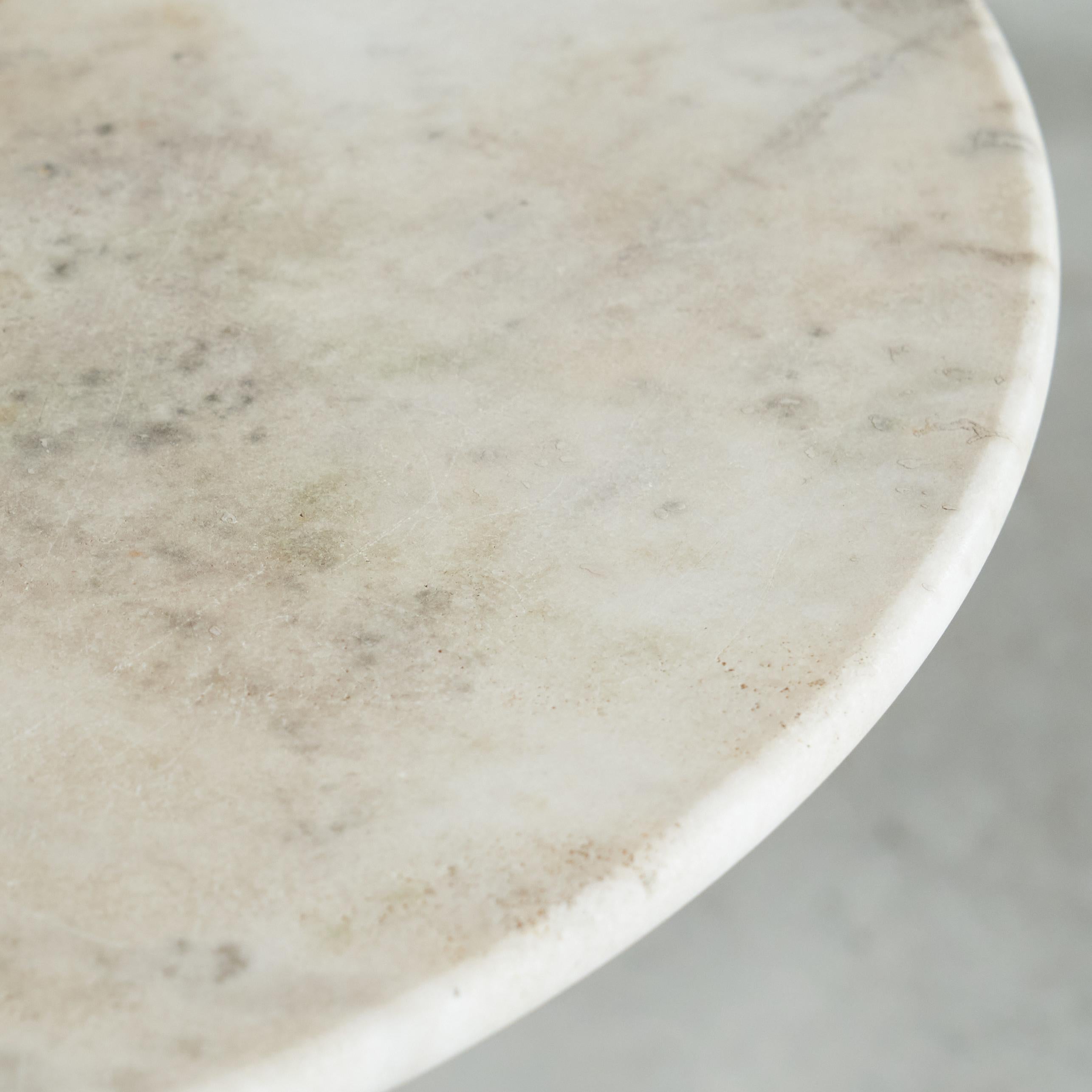 Mesa auxiliar antigua de hierro forjado y mármol Hecho a mano en venta