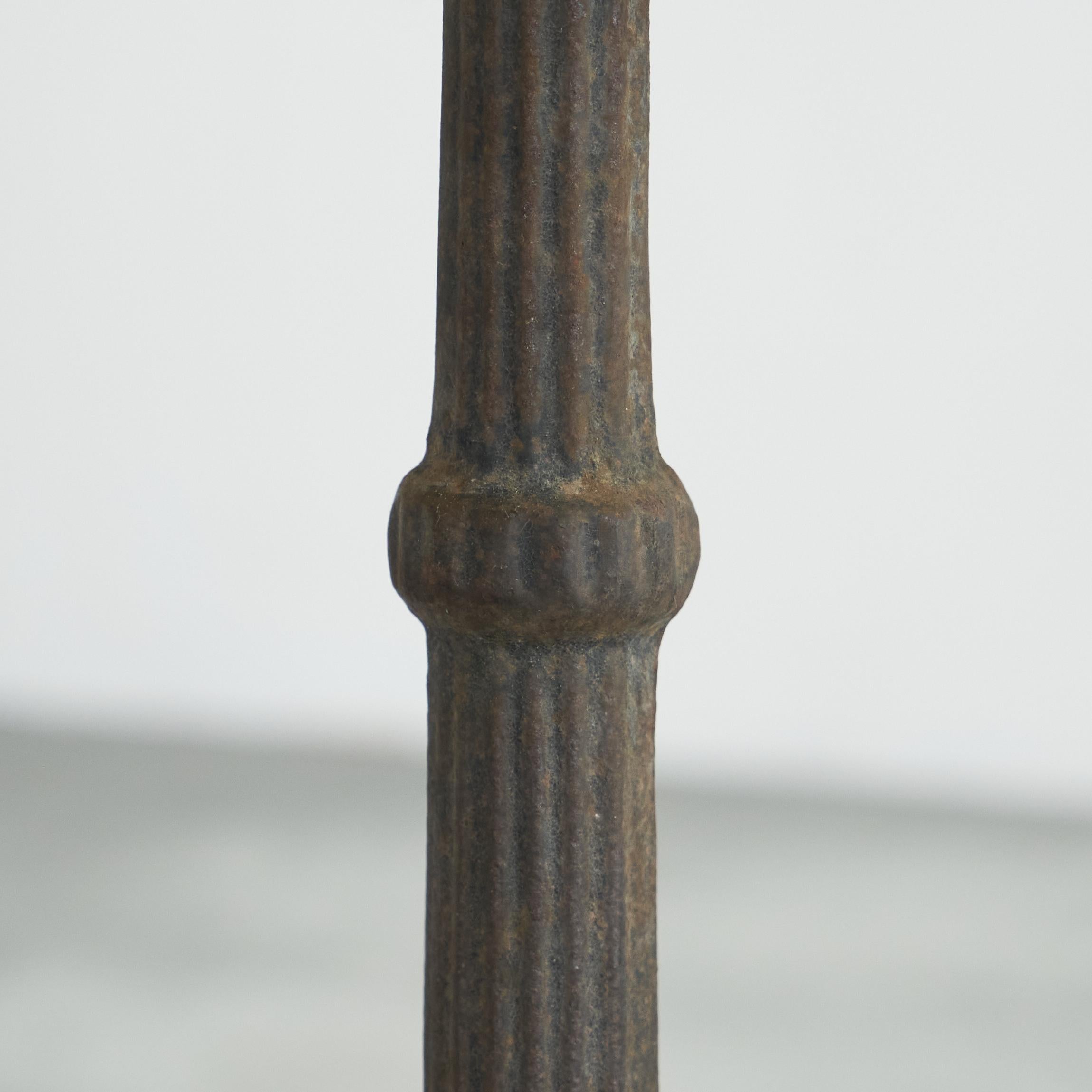 Mesa auxiliar antigua de hierro forjado y mármol siglo XX en venta