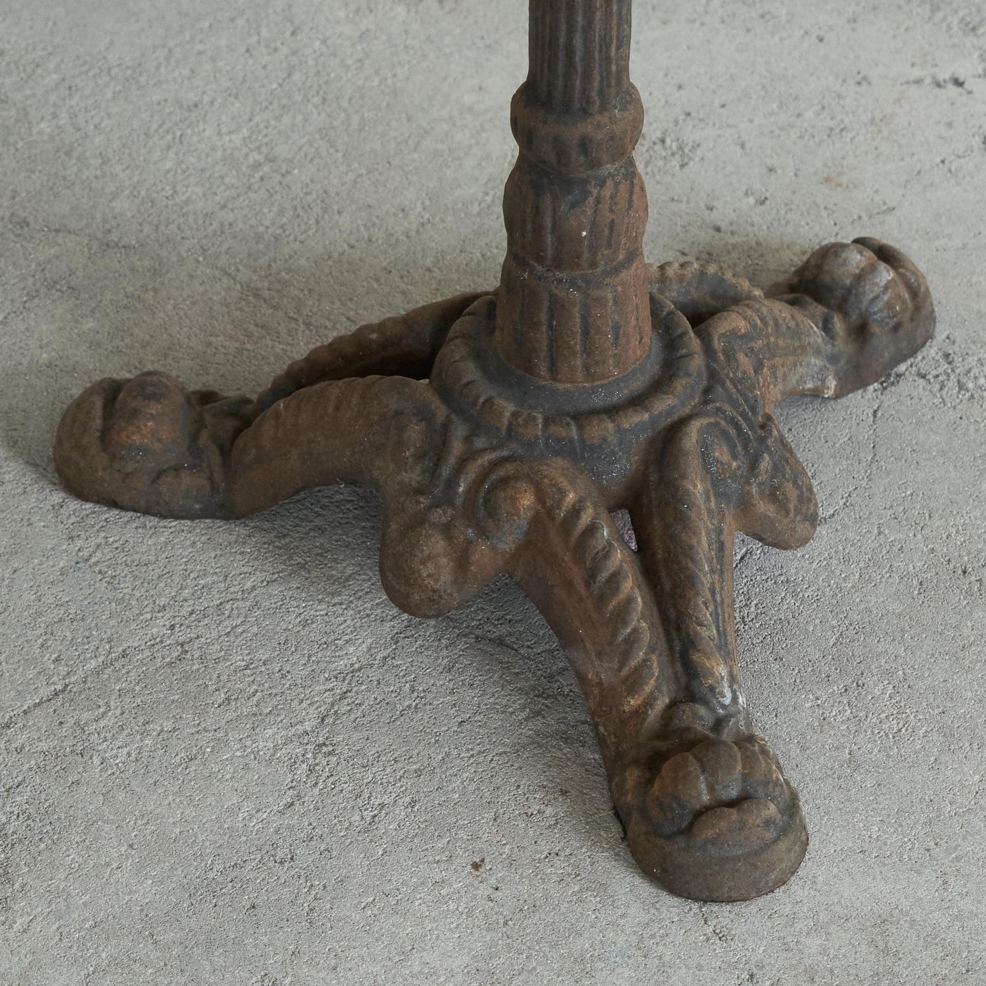 Mesa auxiliar antigua de hierro forjado y mármol en venta 1