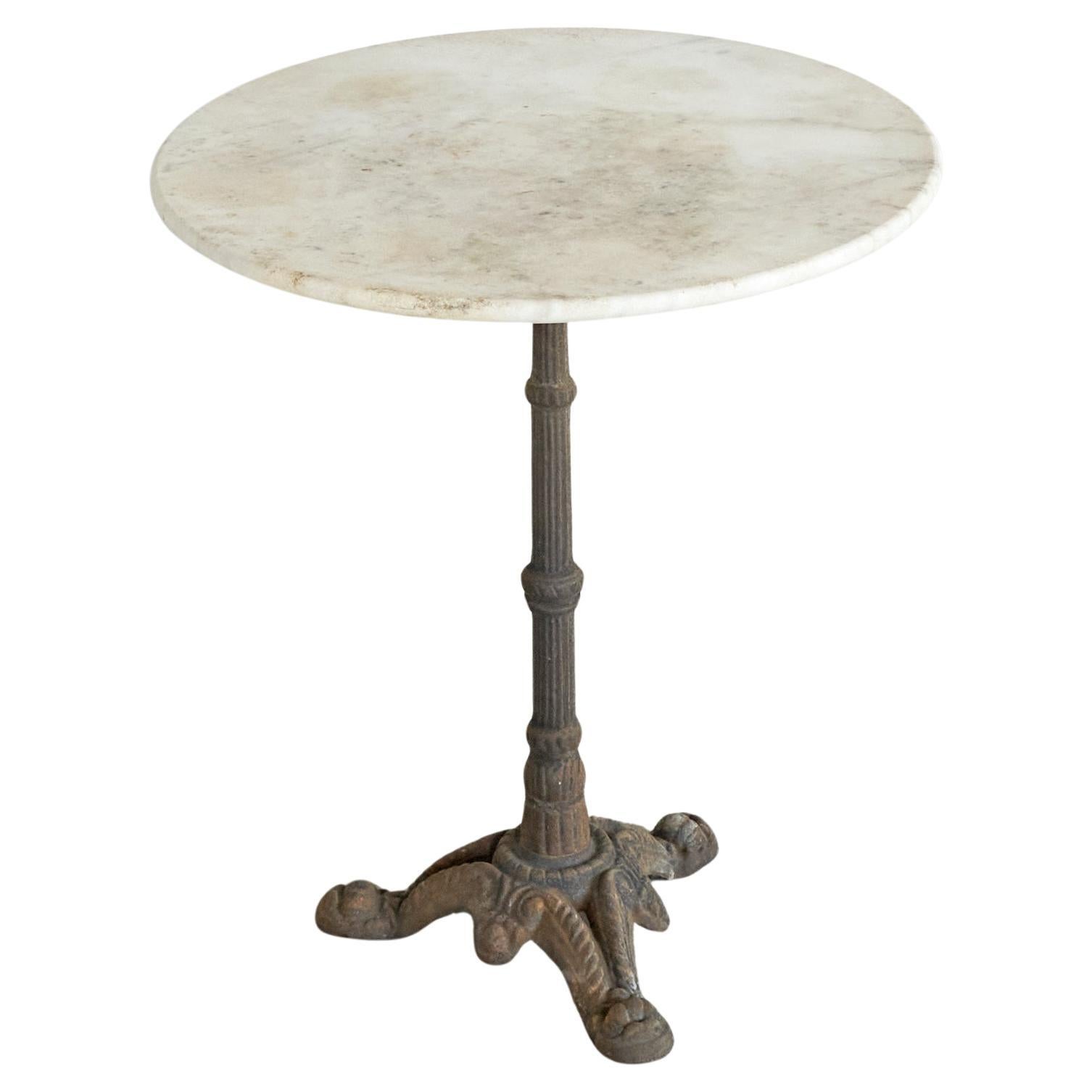 Mesa auxiliar antigua de hierro forjado y mármol en venta