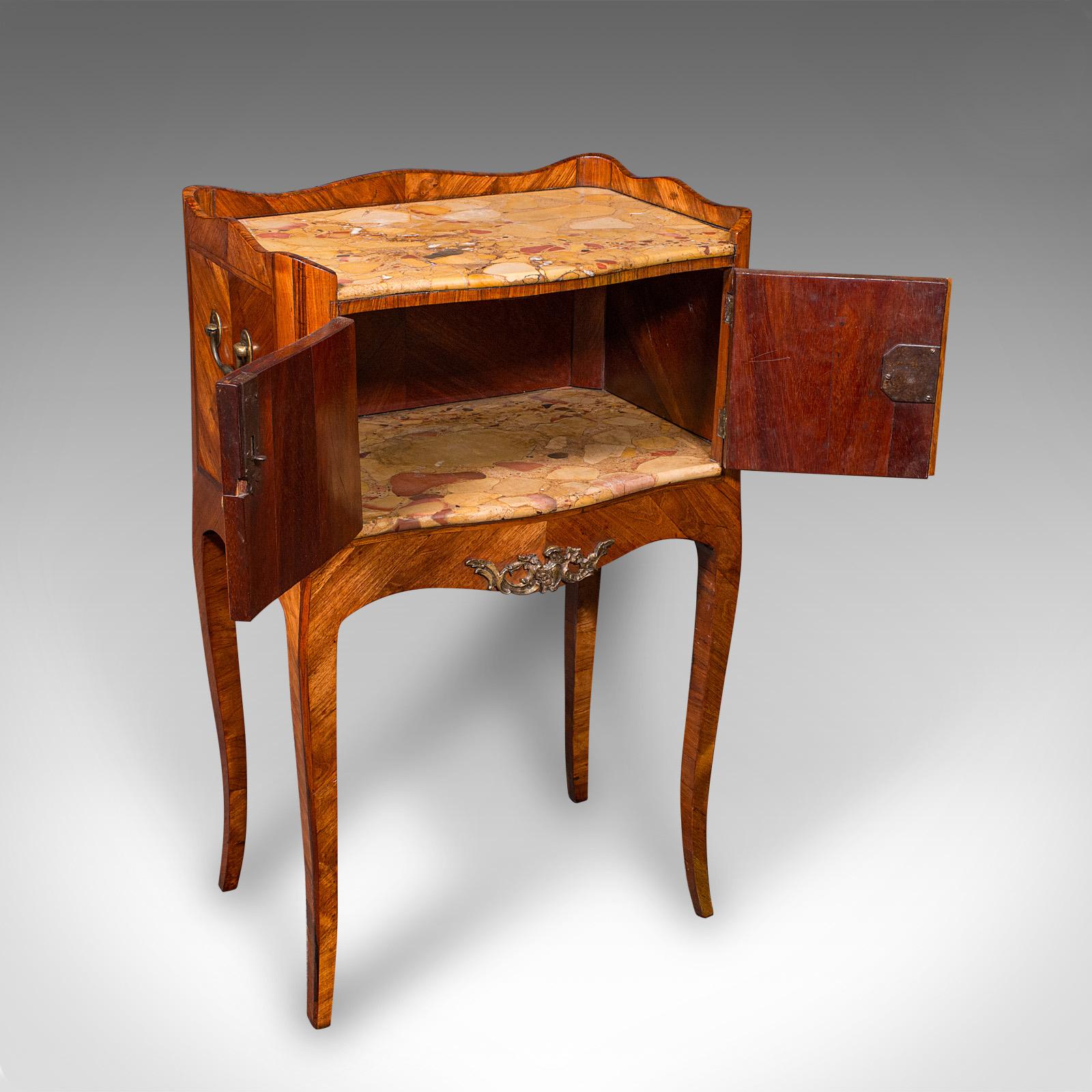 Il s'agit d'une exquise table d'appoint ancienne. Chevet italien en bois de roi et marbre datant de la fin de la période victorienne, vers 1880. Se distinguant par ses superbes matériaux et son élégante facture continentale, cette pièce offre une