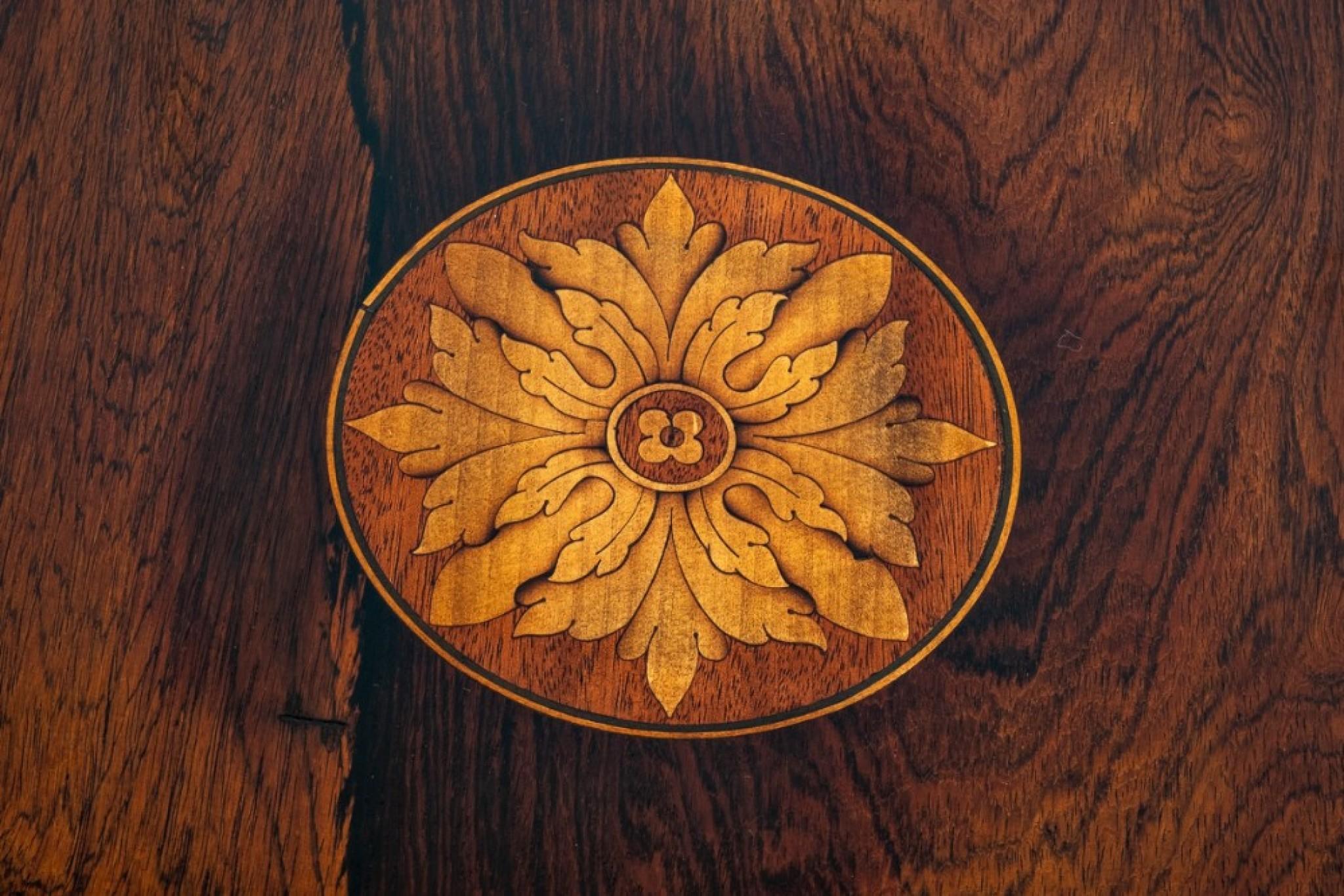 Table d'appoint ancienne en bois de rose incrusté, 1880 en vente 4