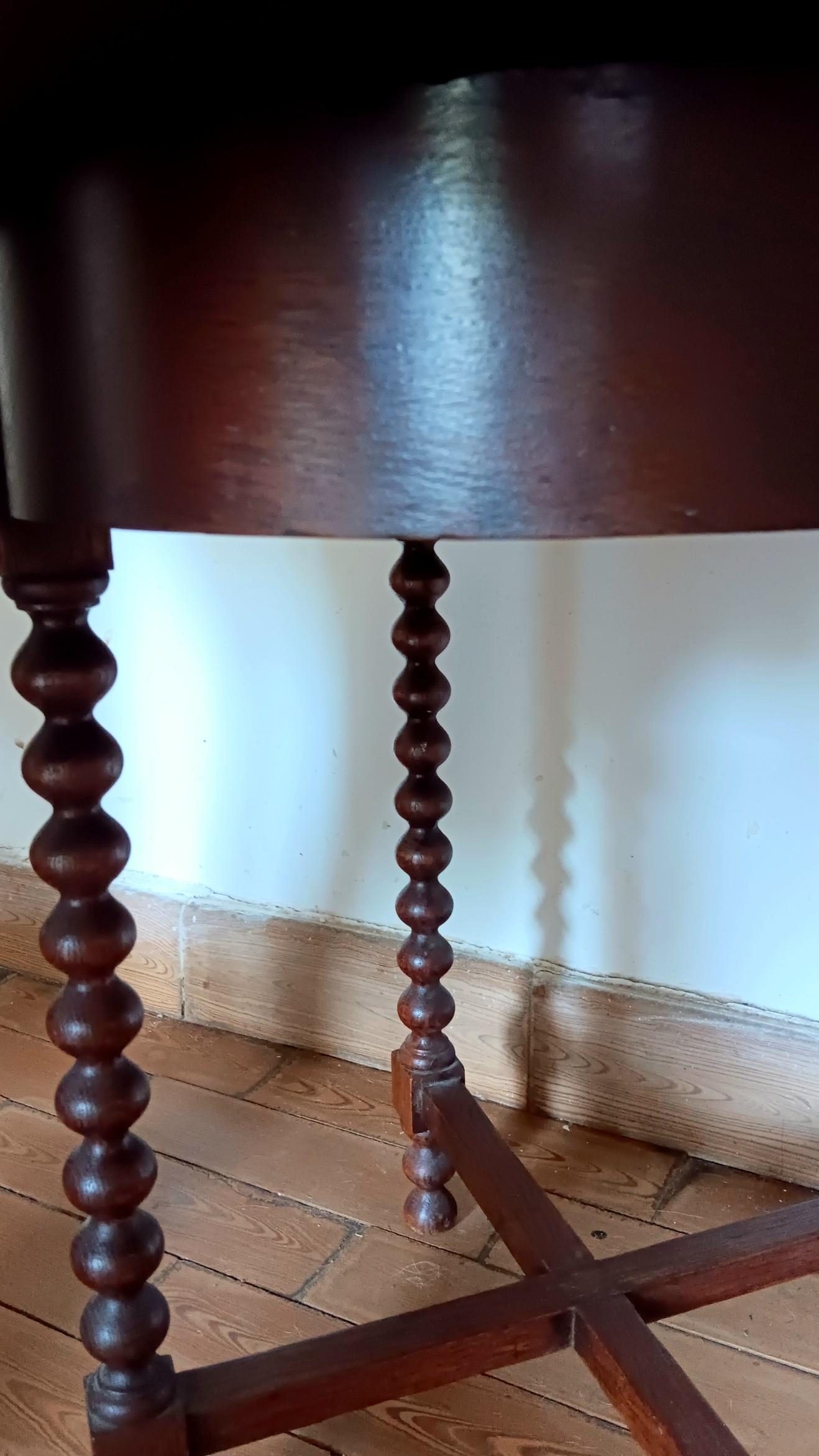Mesa auxiliar antigua Patas de cebolla torneadas con compartimento interior con compartimento interior bajo la tapa superior
España de principios del siglo XX

Precioso  Mesa auxiliar o auxiliar, En muy buen estado.

Esta mesa se levanta sobre una