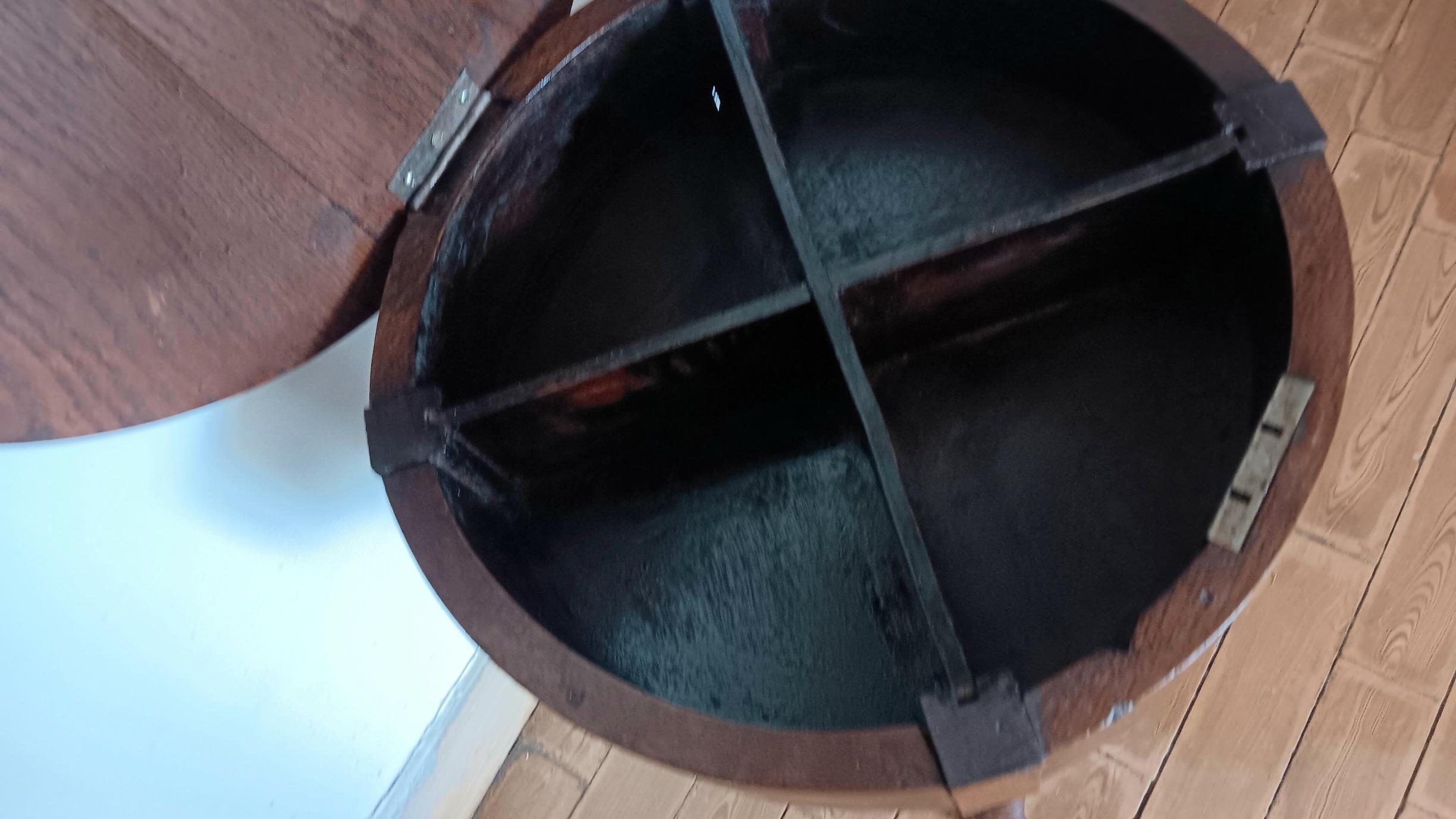 Mesa Auxiliar Antigua Patas Torneadas Compartimento Interior Principios Siglo XX España en Bueno estado para la venta en Mombuey, Zamora