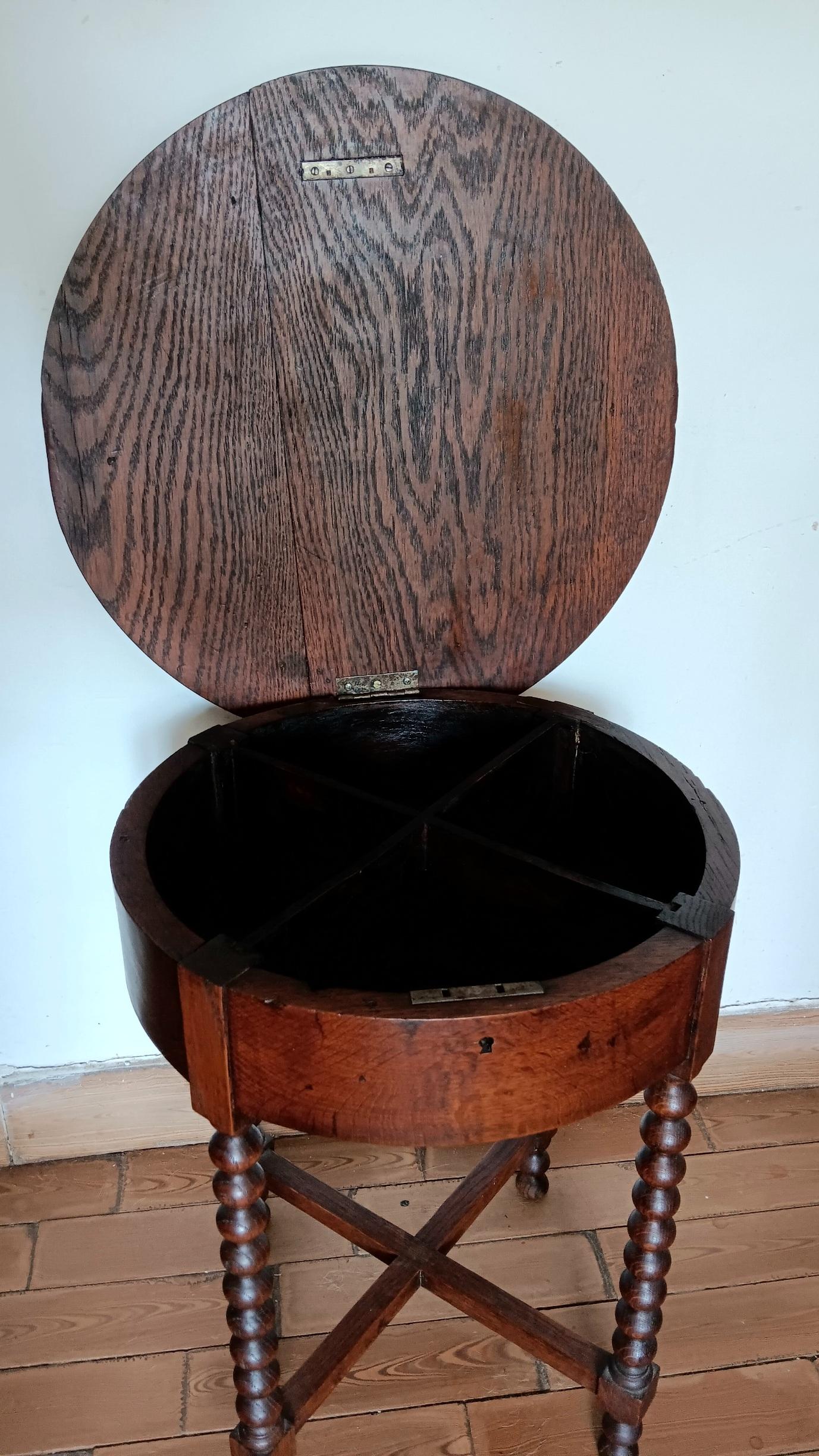 Mesa Auxiliar Antigua Patas Torneadas Compartimento Interior Principios Siglo XX España Roble en venta