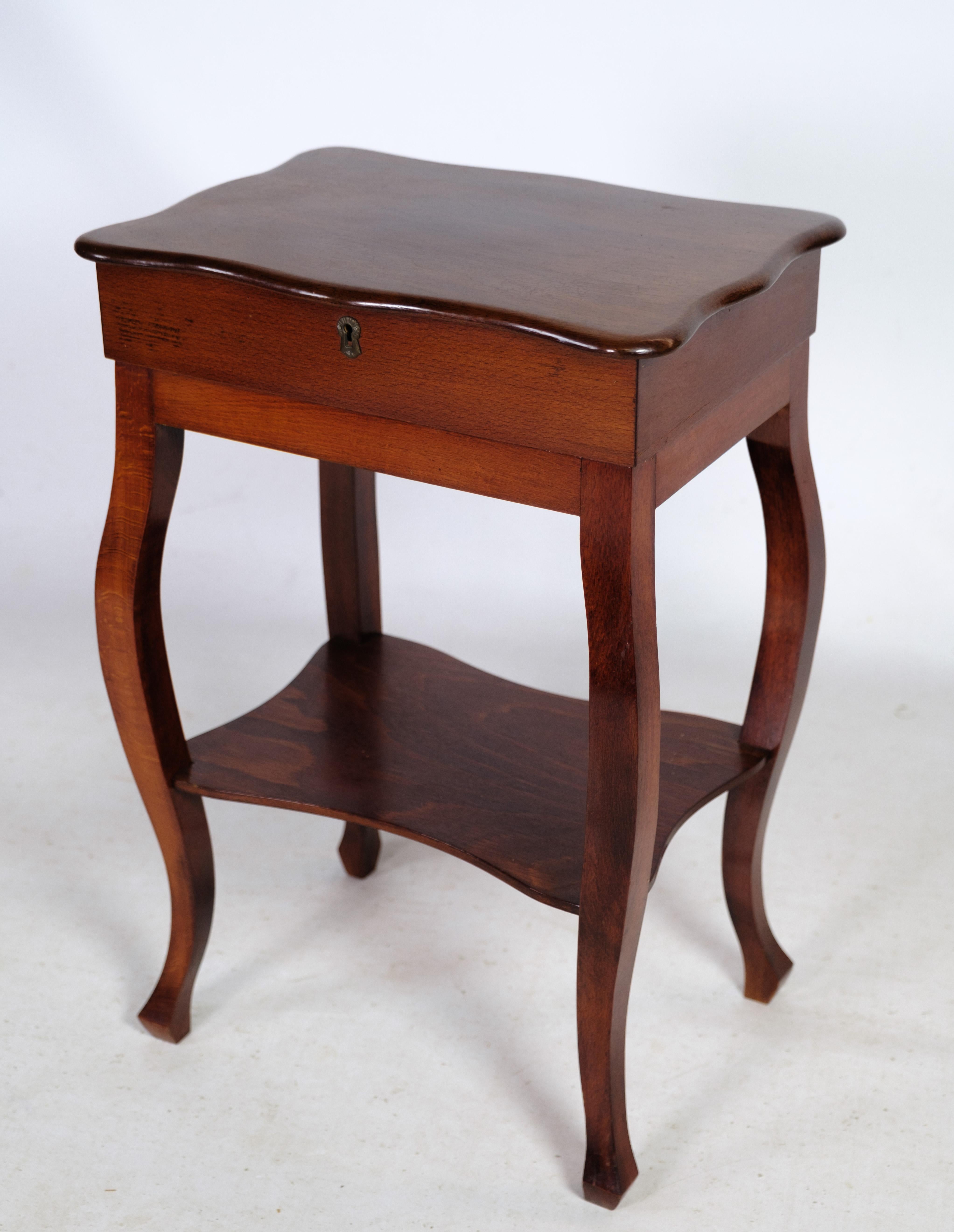 Side table / Sewing table with folding table top with shelf below made in mahogany from around the 1880s.

This product will be inspected thoroughly at our professional workshop by our educated employees, who assure the product quality.