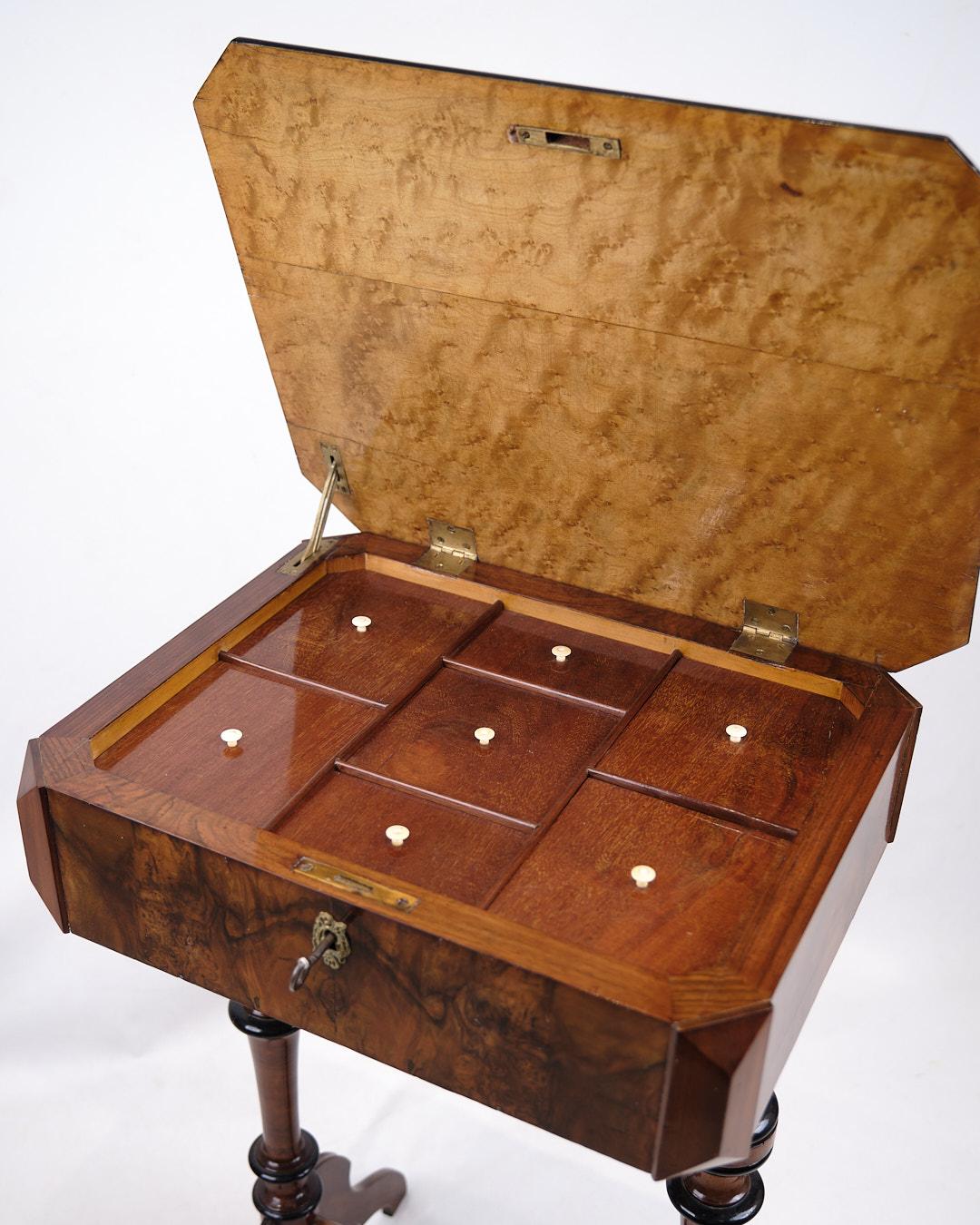 Table d'appoint ancienne avec rangement intégré et pieds tournés en acajou poli à la main en vente 3