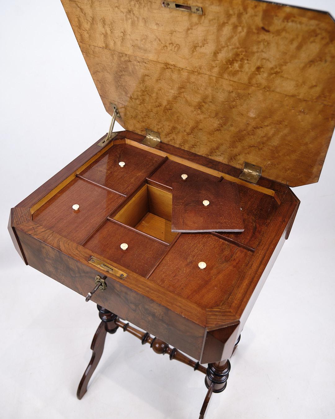 Table d'appoint ancienne avec rangement intégré et pieds tournés en acajou poli à la main en vente 4