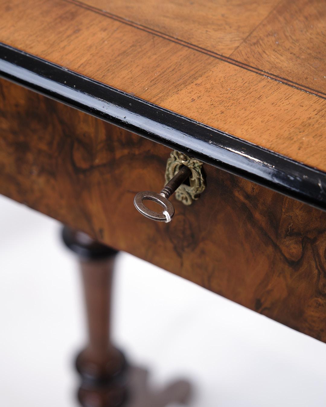 Table d'appoint ancienne avec rangement intégré et pieds tournés en acajou poli à la main en vente 5