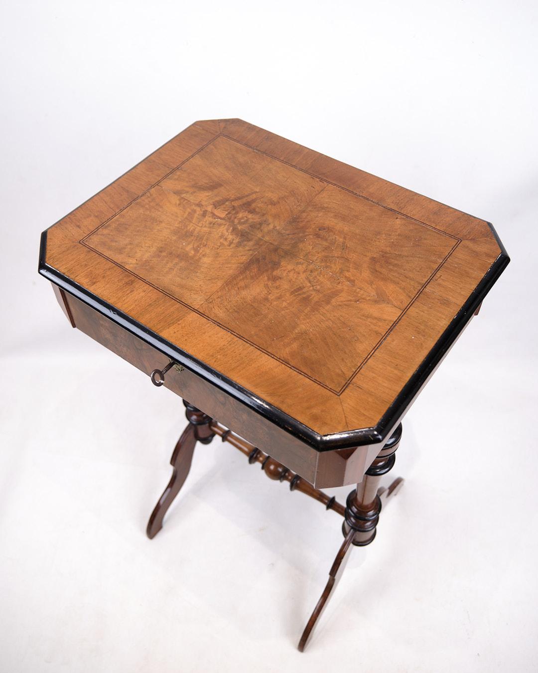 Scandinave moderne Table d'appoint ancienne avec rangement intégré et pieds tournés en acajou poli à la main en vente