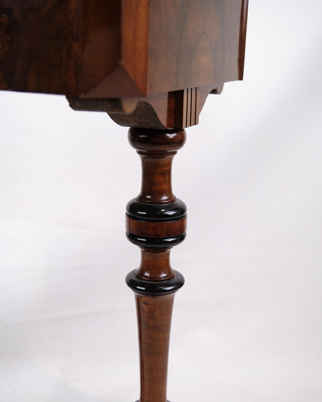 Danois Table d'appoint ancienne avec rangement intégré et pieds tournés en acajou poli à la main en vente