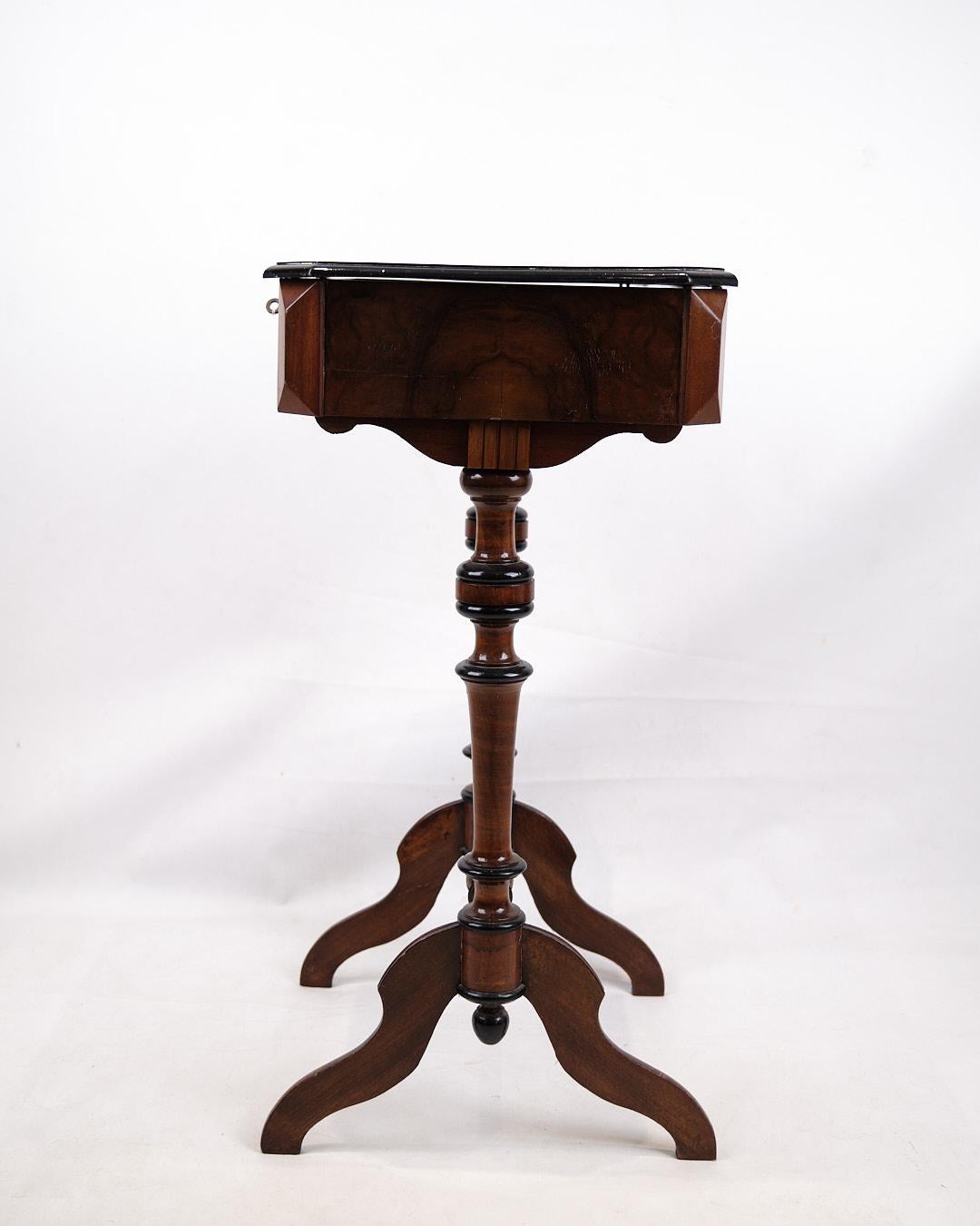 Fin du XIXe siècle Table d'appoint ancienne avec rangement intégré et pieds tournés en acajou poli à la main en vente