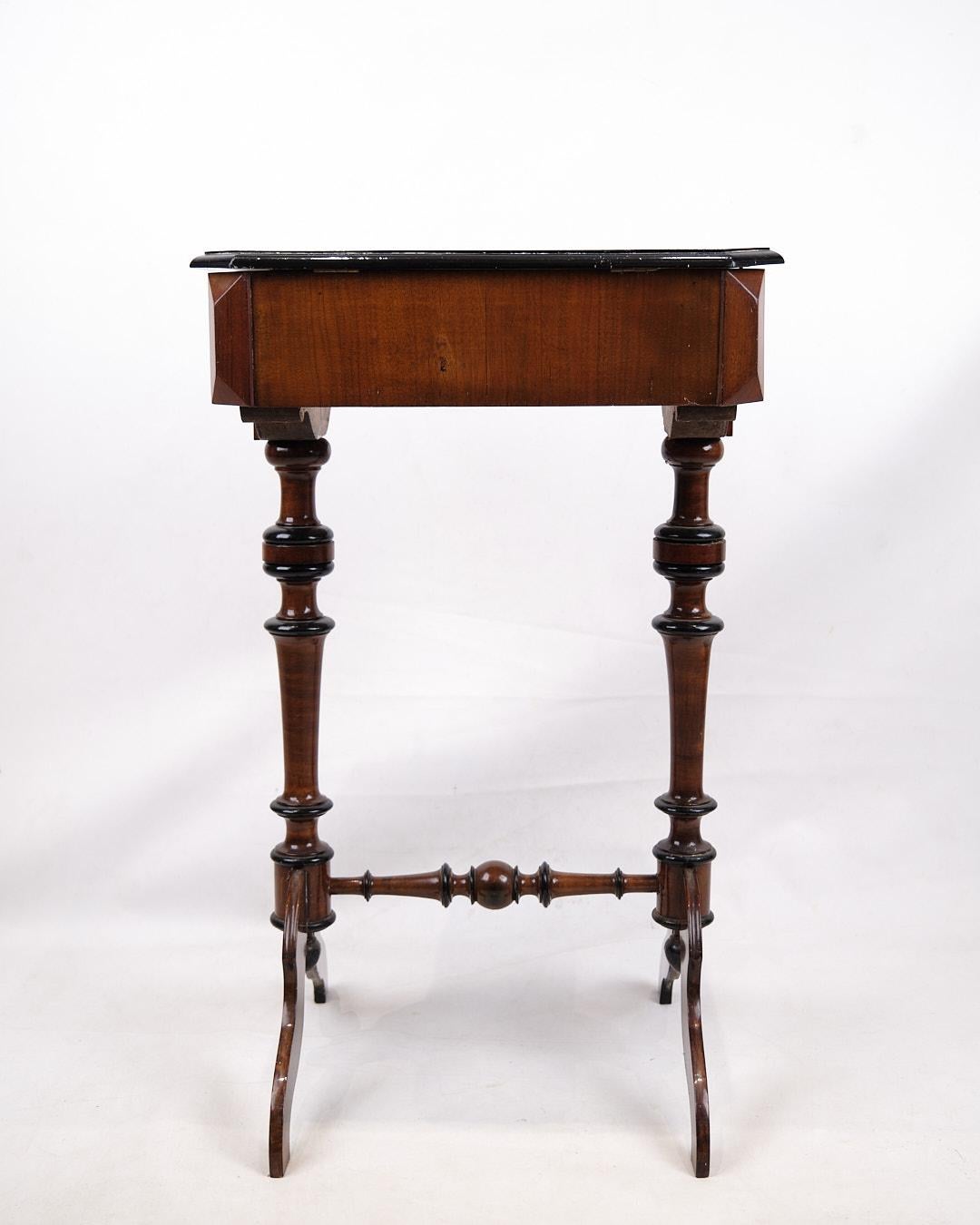 Acajou Table d'appoint ancienne avec rangement intégré et pieds tournés en acajou poli à la main en vente