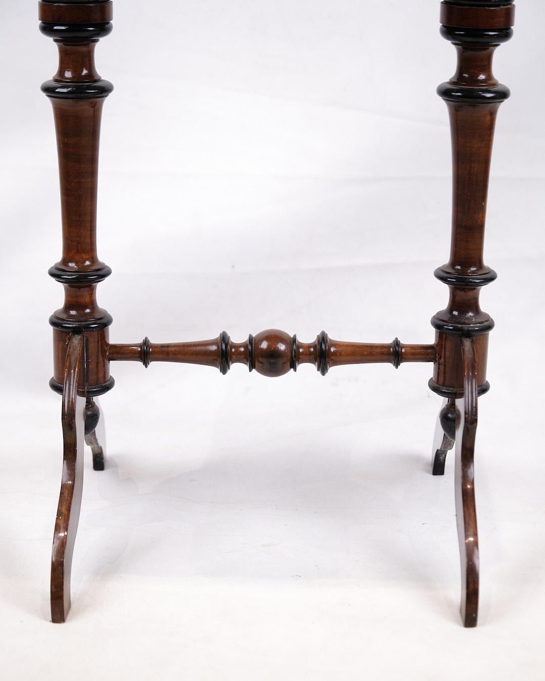 Table d'appoint ancienne avec rangement intégré et pieds tournés en acajou poli à la main en vente 1
