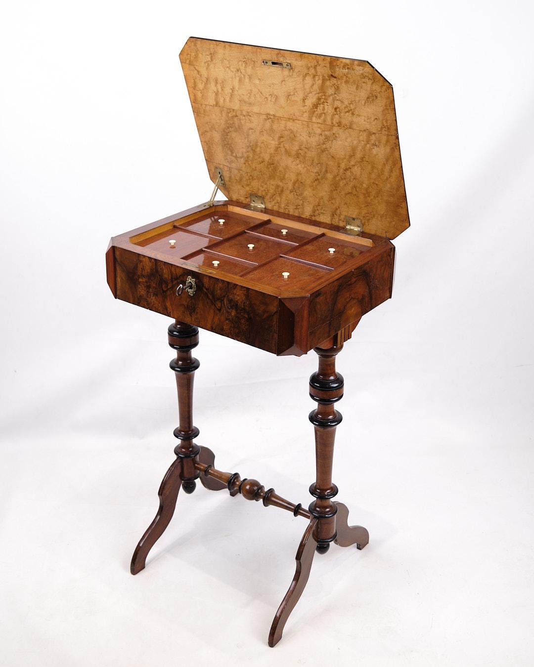 Table d'appoint ancienne avec rangement intégré et pieds tournés en acajou poli à la main en vente 2