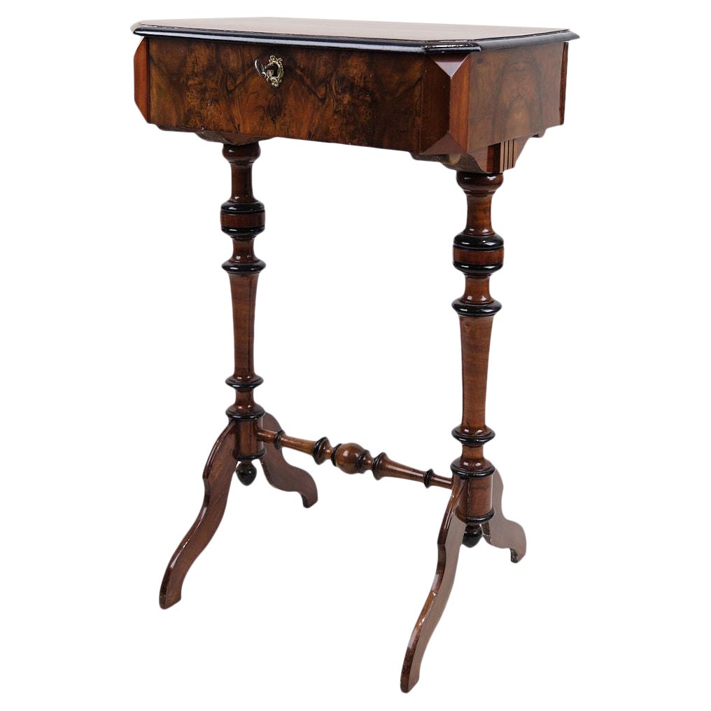 Table d'appoint ancienne avec rangement intégré et pieds tournés en acajou poli à la main en vente