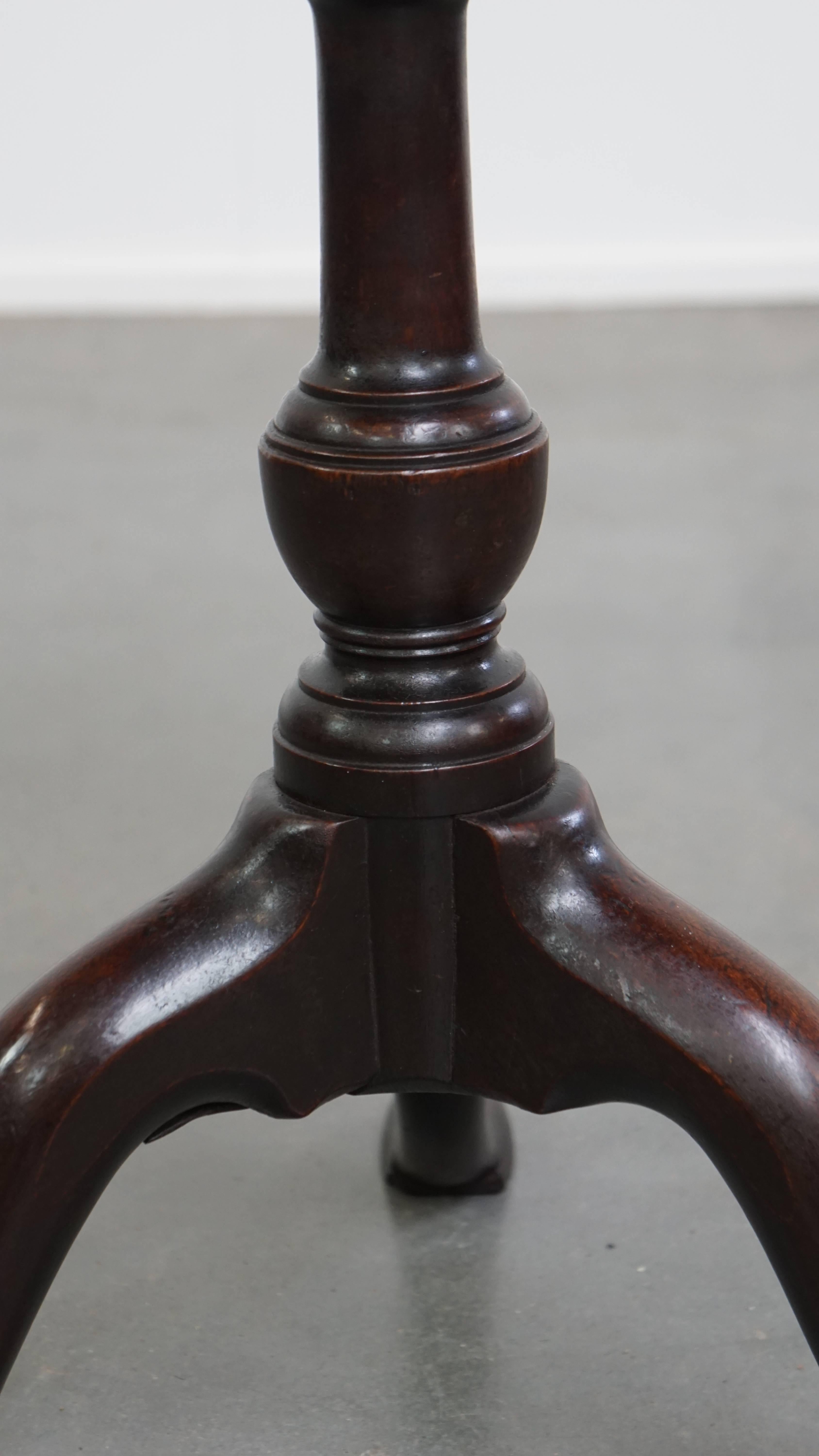 Antigua mesa auxiliar / de vino con tablero de una sola pieza de principios del siglo XIX en venta 4