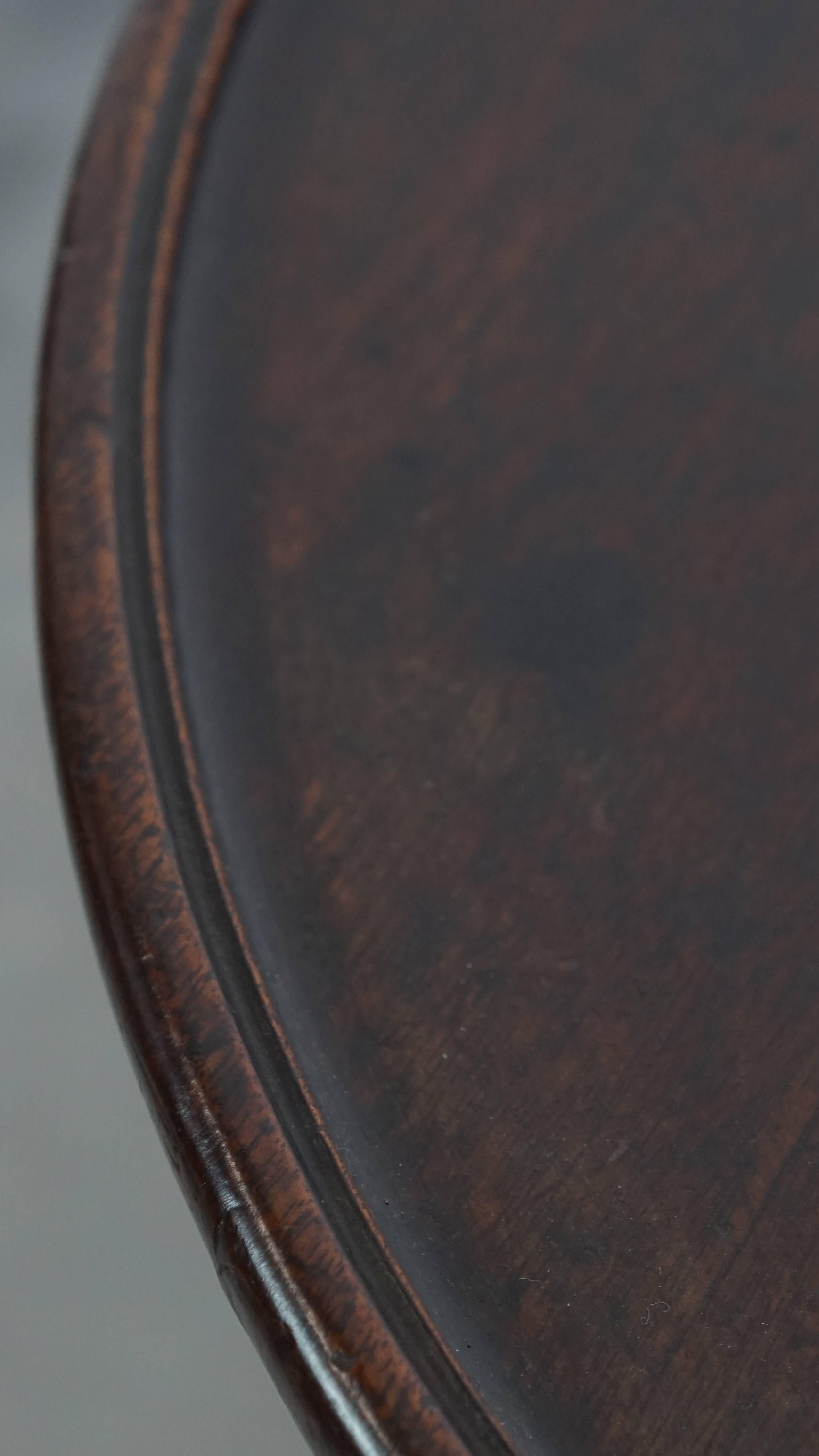 Antigua mesa auxiliar / de vino con tablero de una sola pieza de principios del siglo XIX Madera en venta