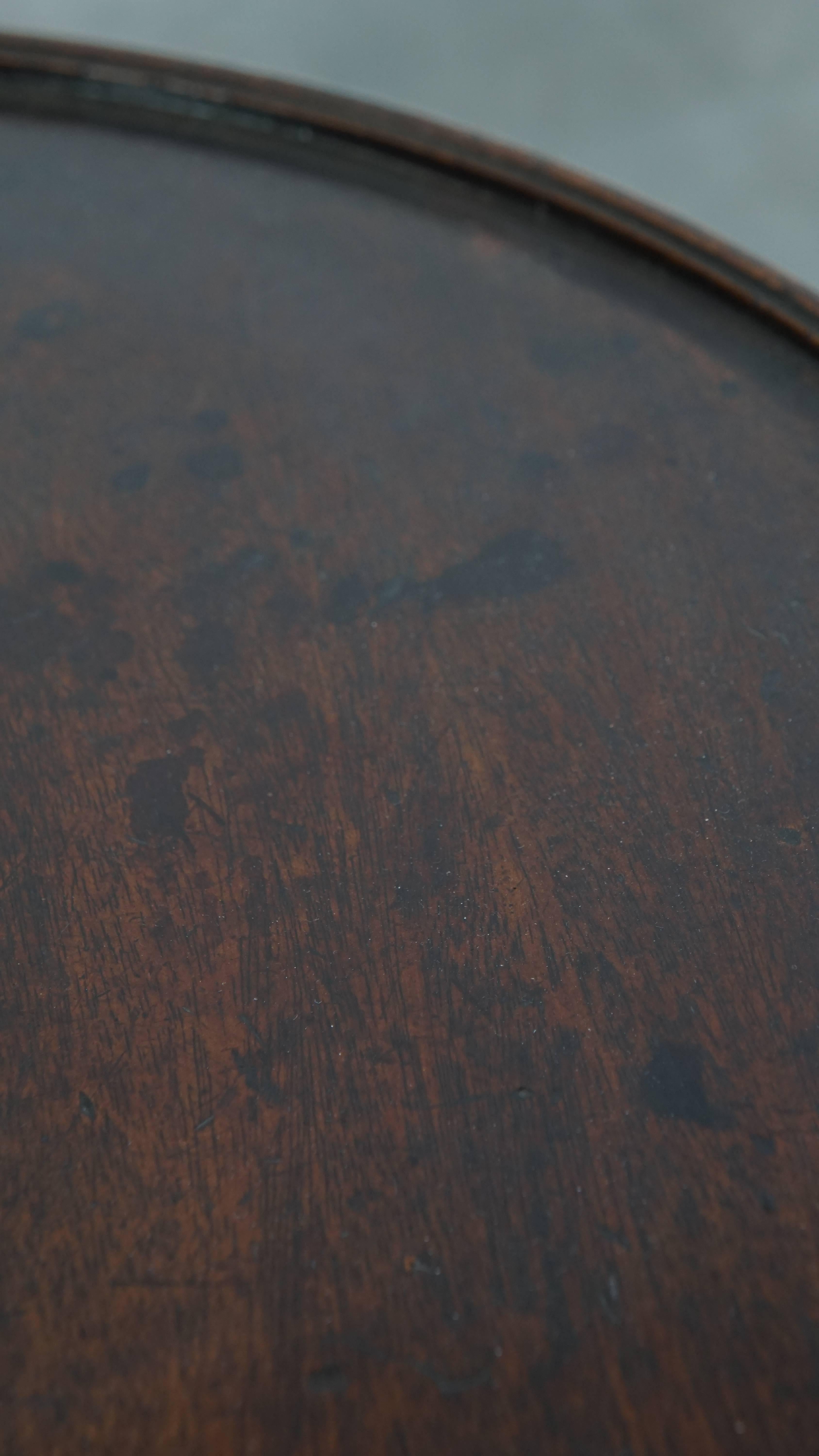 Antigua mesa auxiliar / de vino con tablero de una sola pieza de principios del siglo XIX en venta 1
