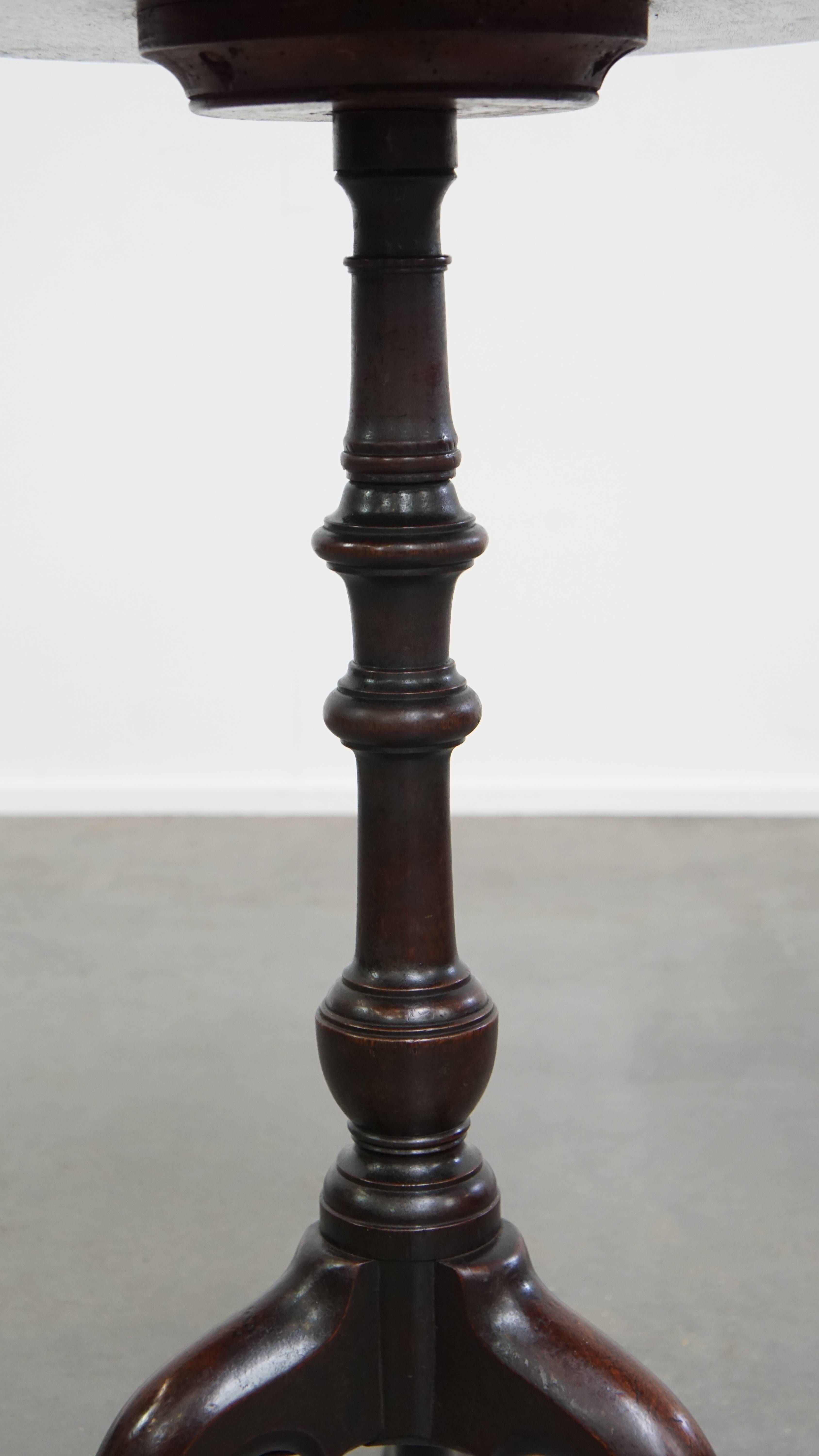 Antigua mesa auxiliar / de vino con tablero de una sola pieza de principios del siglo XIX en venta 2