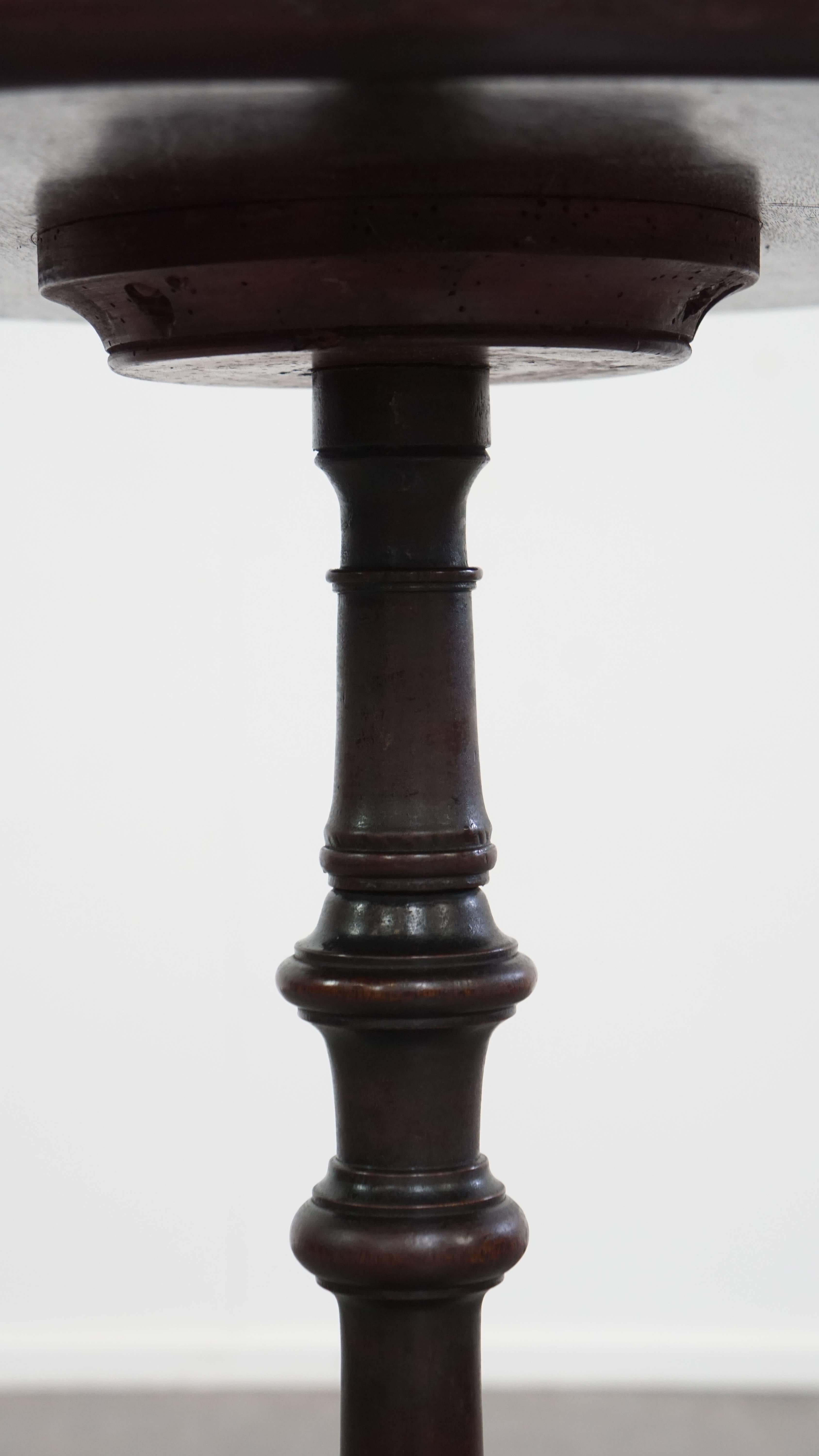 Antigua mesa auxiliar / de vino con tablero de una sola pieza de principios del siglo XIX en venta 3
