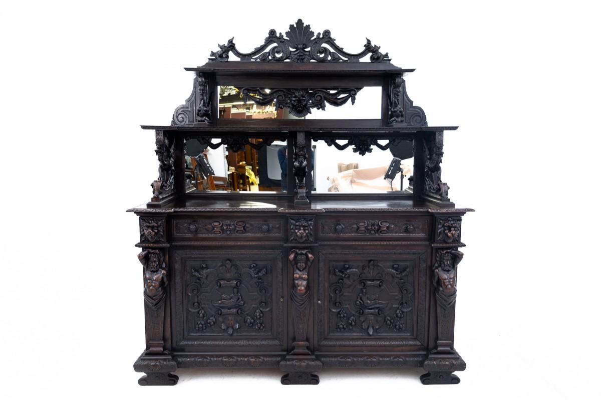 Un buffet séculaire - commode avec une extension de style Renaissance. Fabriqué au début du 19e siècle. Mobilier - UNIQUE, richement décoré de sculptures et de reliefs. Très bon état.

Origine - France,

Bois - noyer,

Année - vers 1790

Dimensions