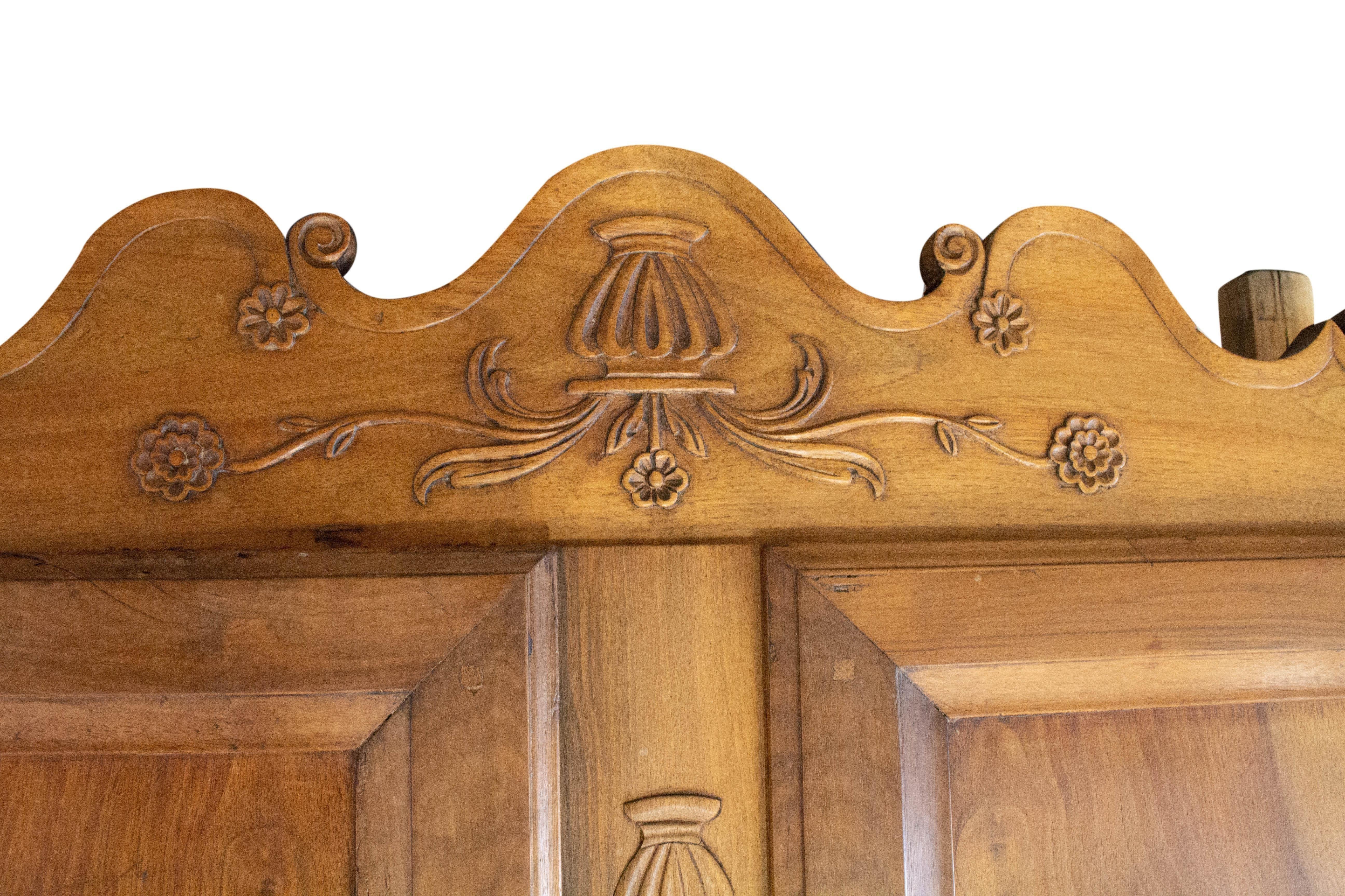 Français Buffet d'appoint français ancien de style Louis XV en noyer sculpté, 19ème siècle