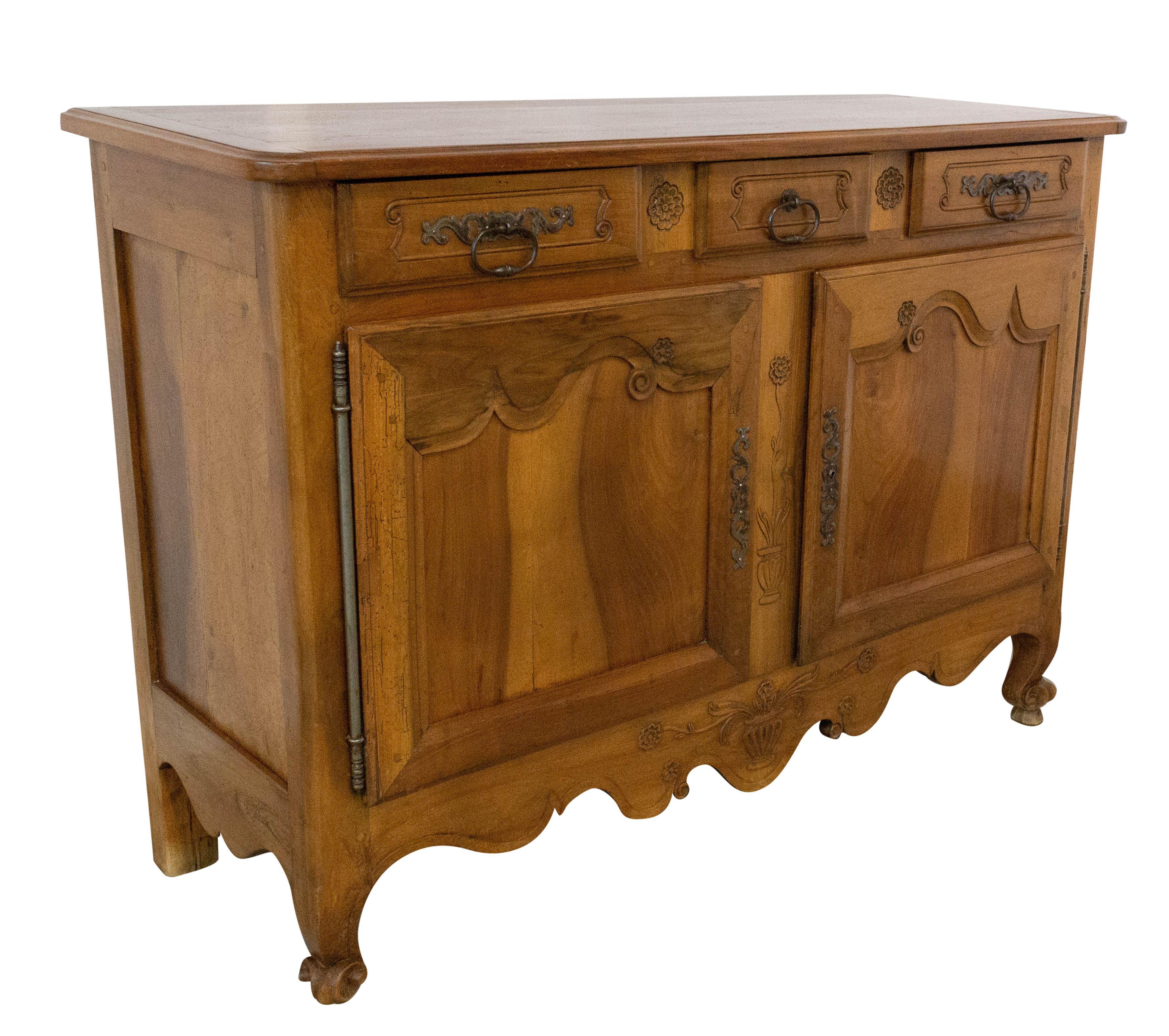 Antique carved walnut Louis XV style buffet hand carved French sideboard dresser, 19th century
Carved floral motifs typical of Louis XV furniture
Three drawers
Superb patina
Very good condition for its age.
 