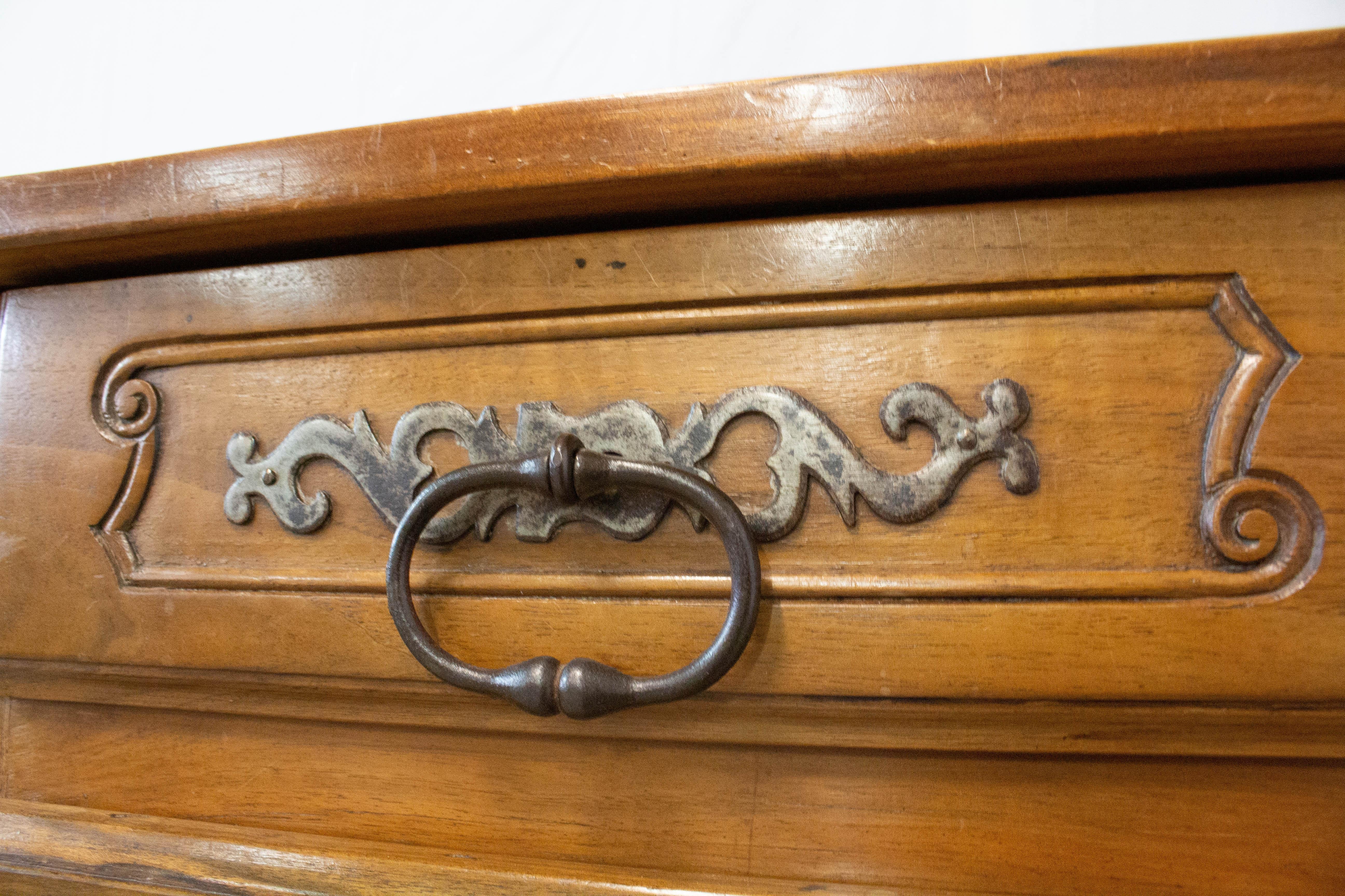 Antique Sideboard Dresser French Louis XV Carved Walnut Buffet, 19th Century For Sale 1