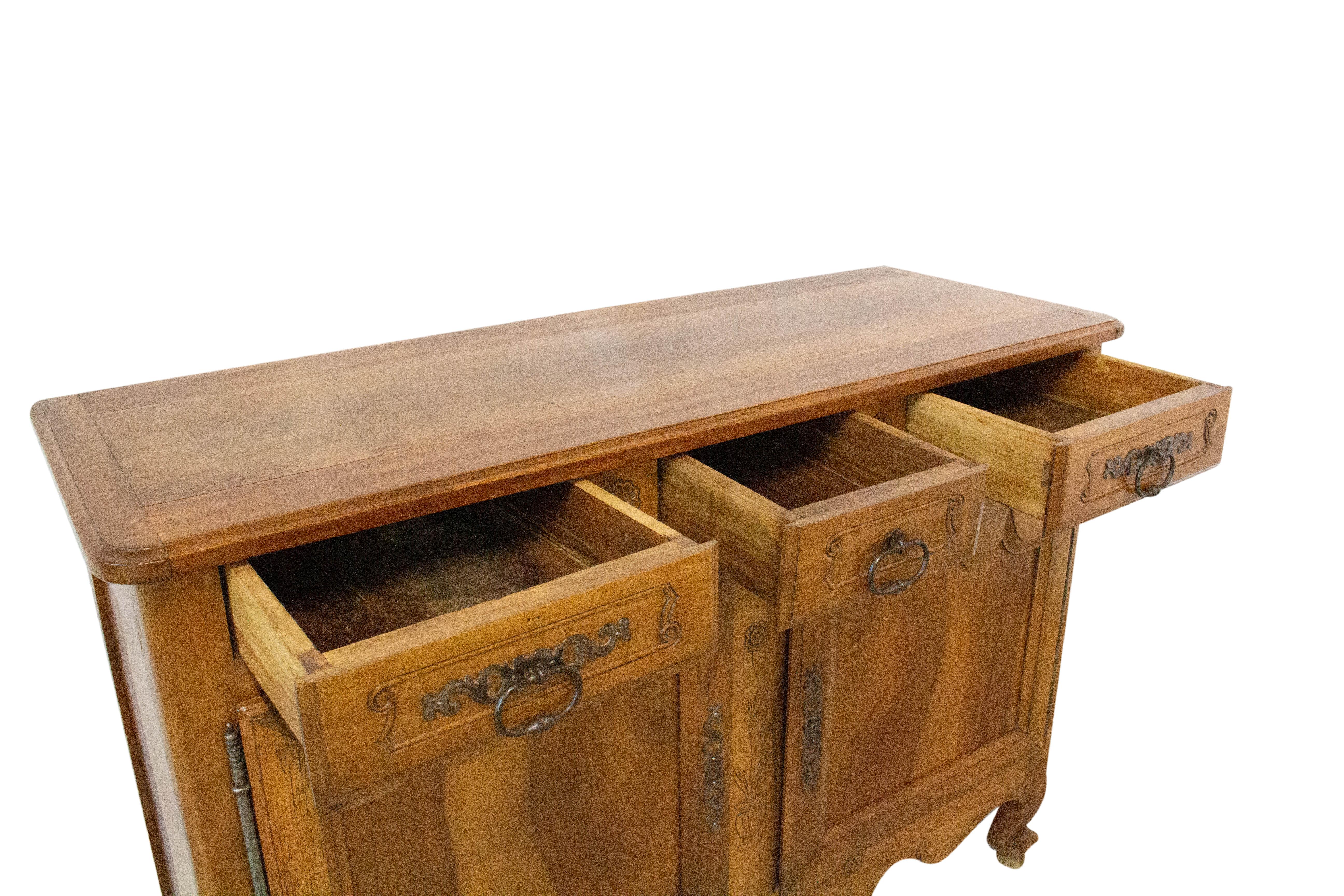 Noyer Buffet d'appoint français ancien de style Louis XV en noyer sculpté, 19ème siècle