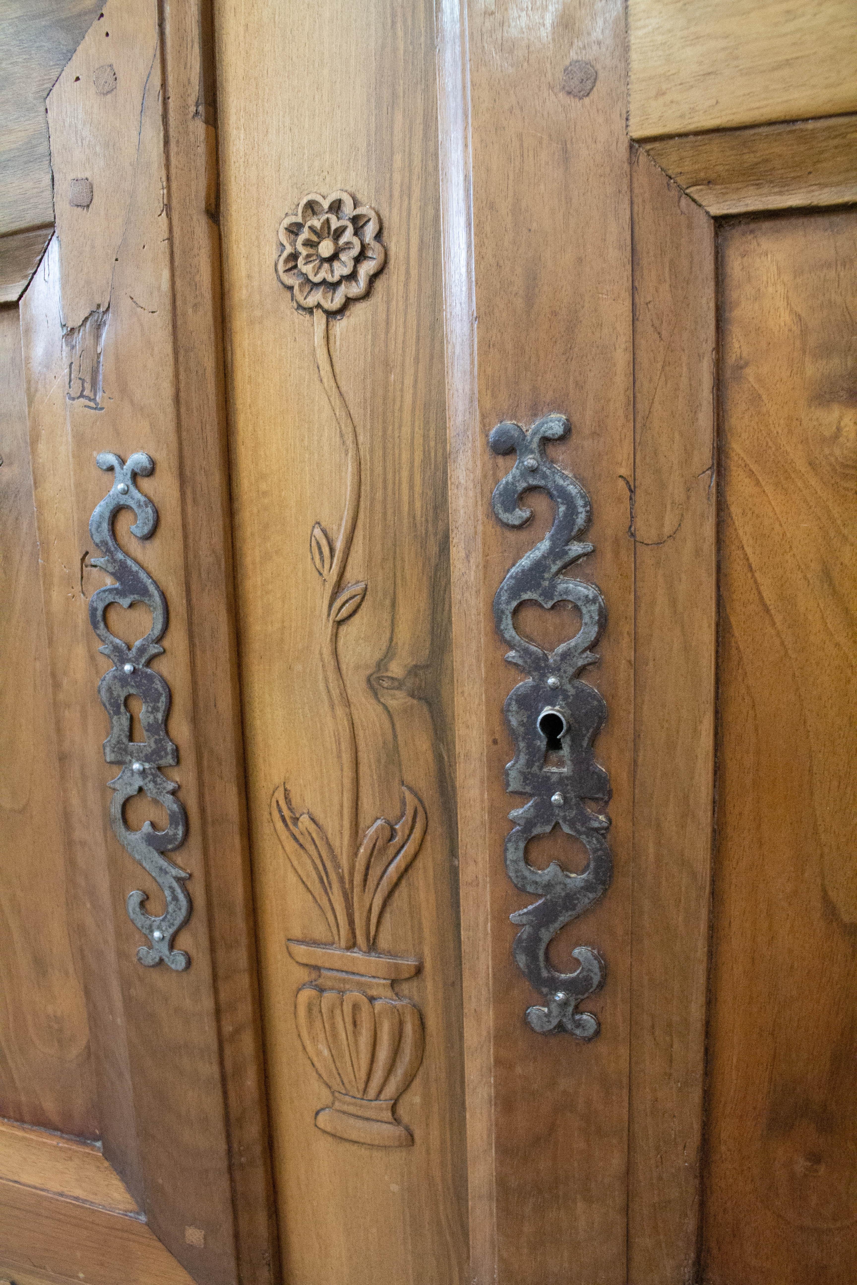 Hand-Carved Antique Sideboard Dresser French Louis XV Carved Walnut Buffet, 19th Century For Sale