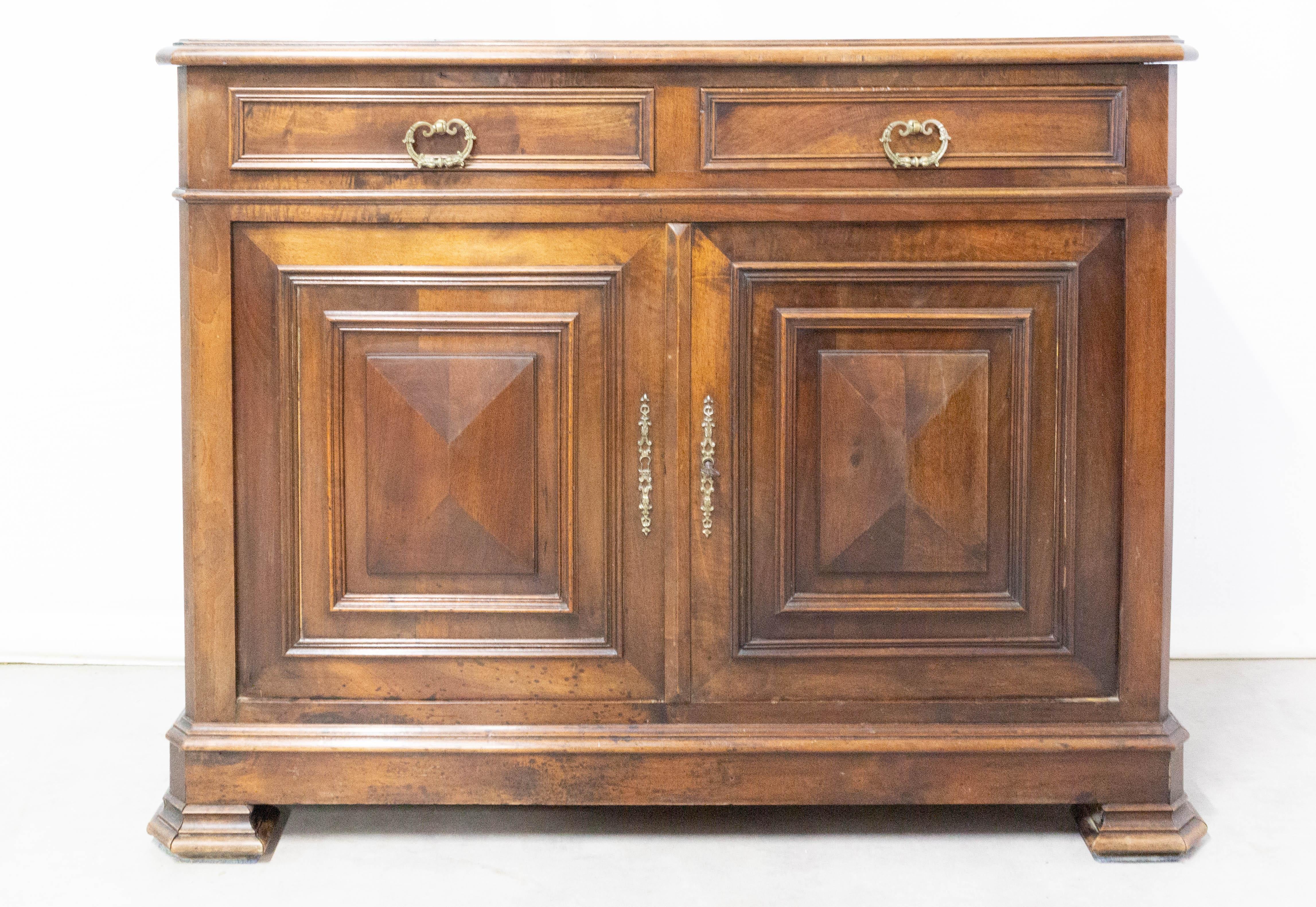 Antique carved walnut buffet French credenza, late 19th century
Walnut
Superb patina 
Good condition

For shipping:
50/100/127 cm 66 kg.