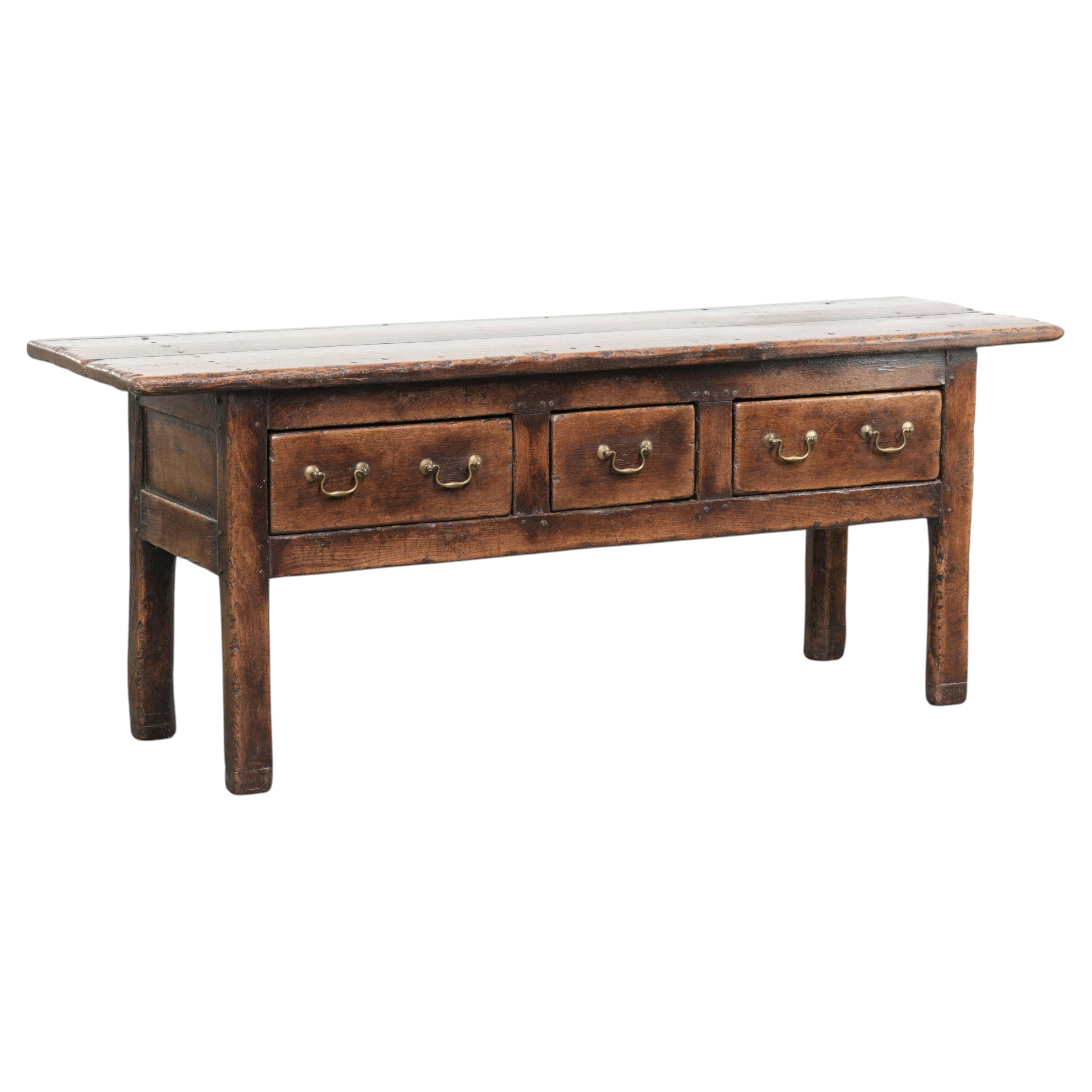 Antikes Sideboard im englischen Stil aus dem 19. Jahrhundert mit ländlichem Charme