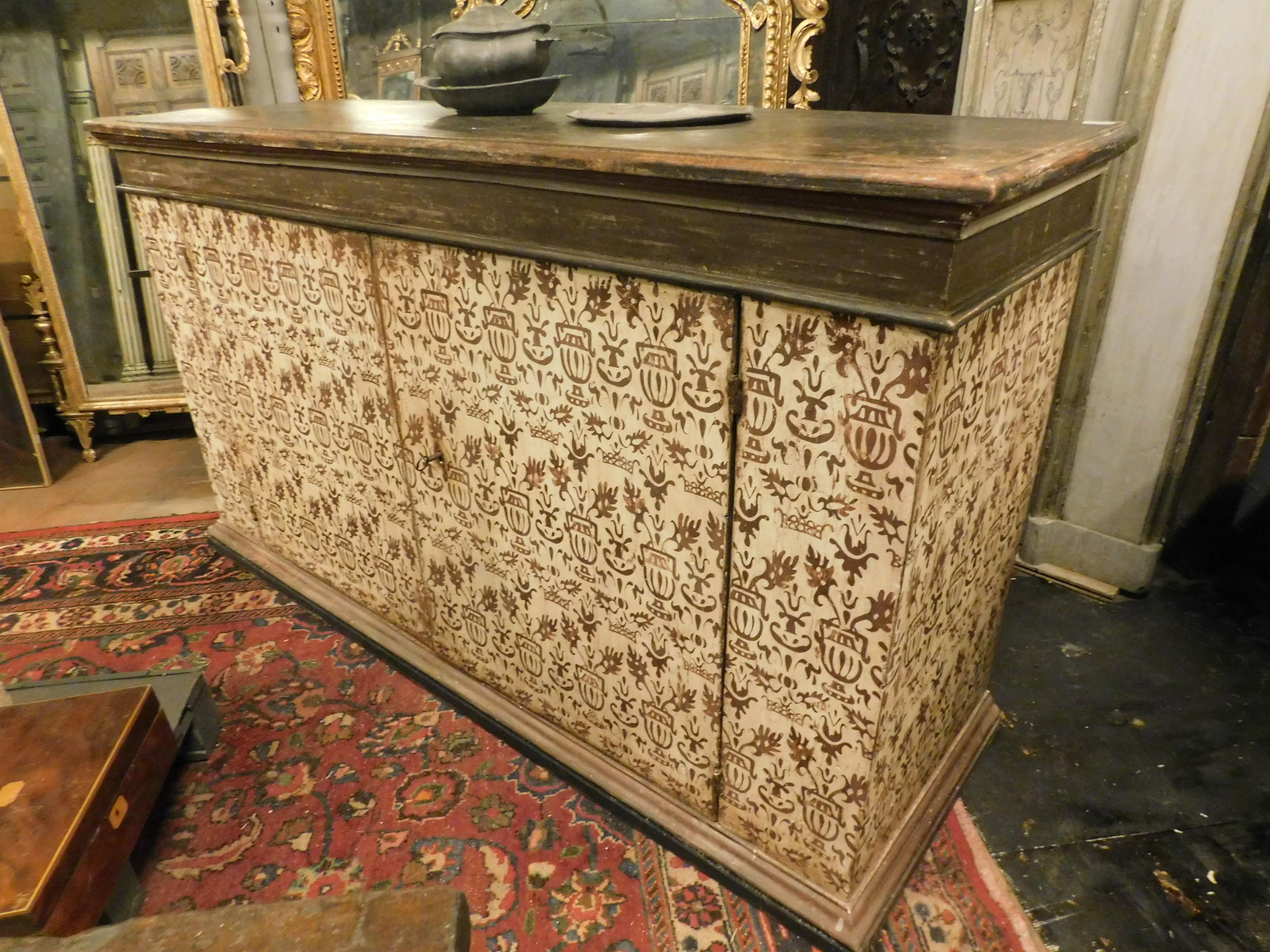 Antique Sideboard in Lacquered and Painted Wood, 17th Century, Florence, Italy 4