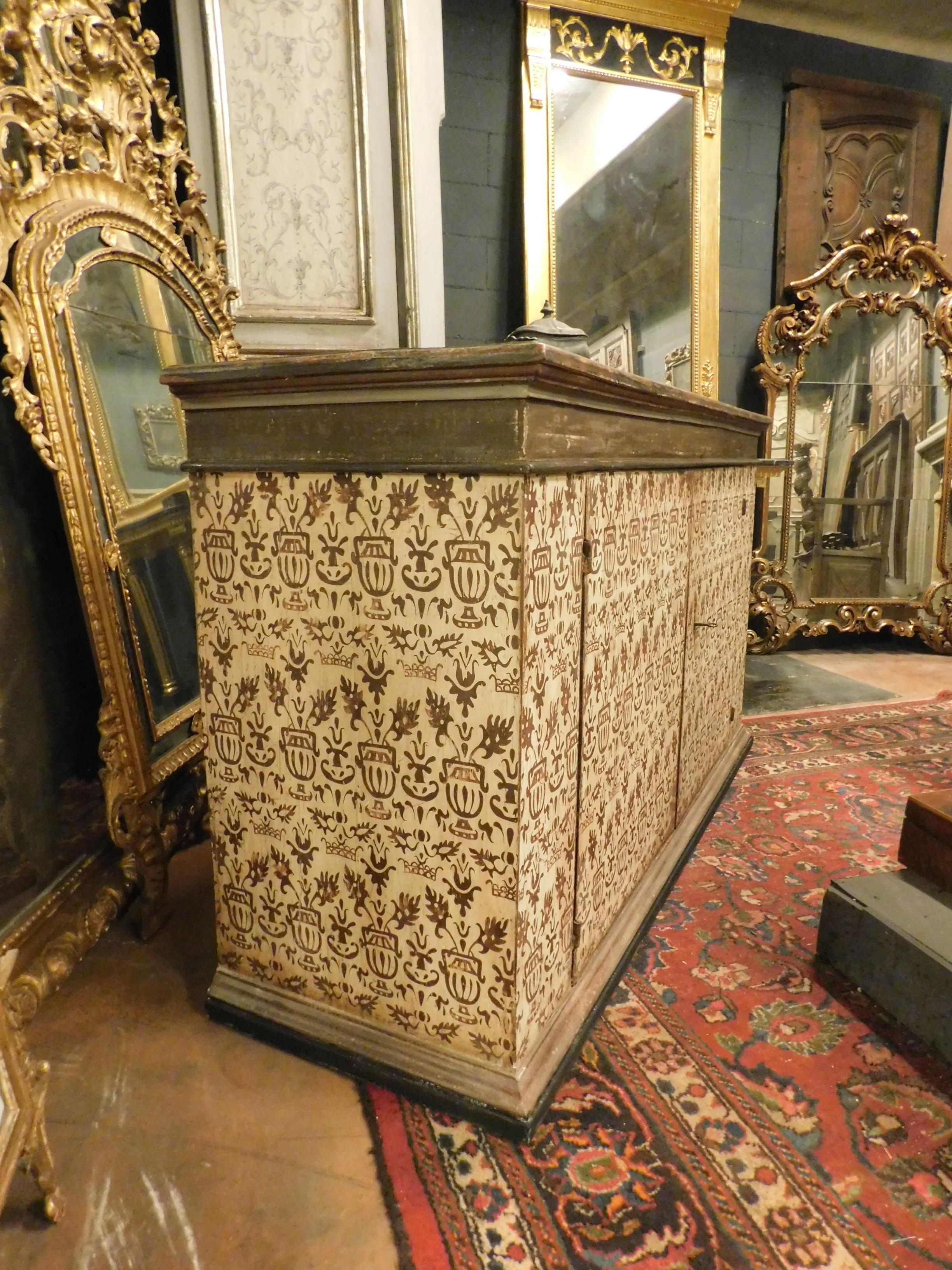 Antique Sideboard in Lacquered and Painted Wood, 17th Century, Florence, Italy 1