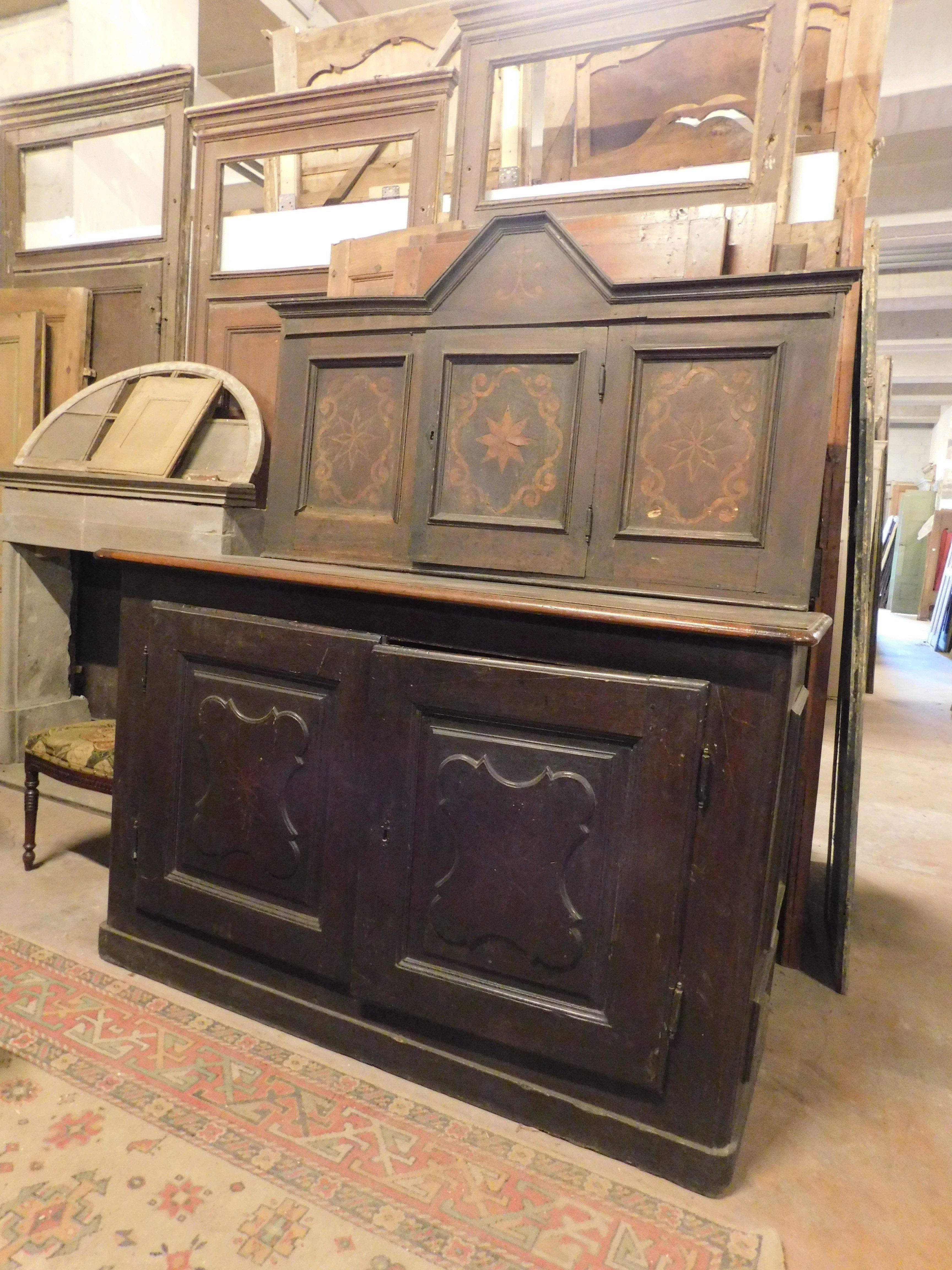Antique sideboard in walnut with inlays in the upper part, complete with internal poplar chest of drawers, built-in wardrobe placard in the upper part and two doors in the base. hand-built in the '6/'700 period, maximum size cm w 165 x h 202 x d 64,